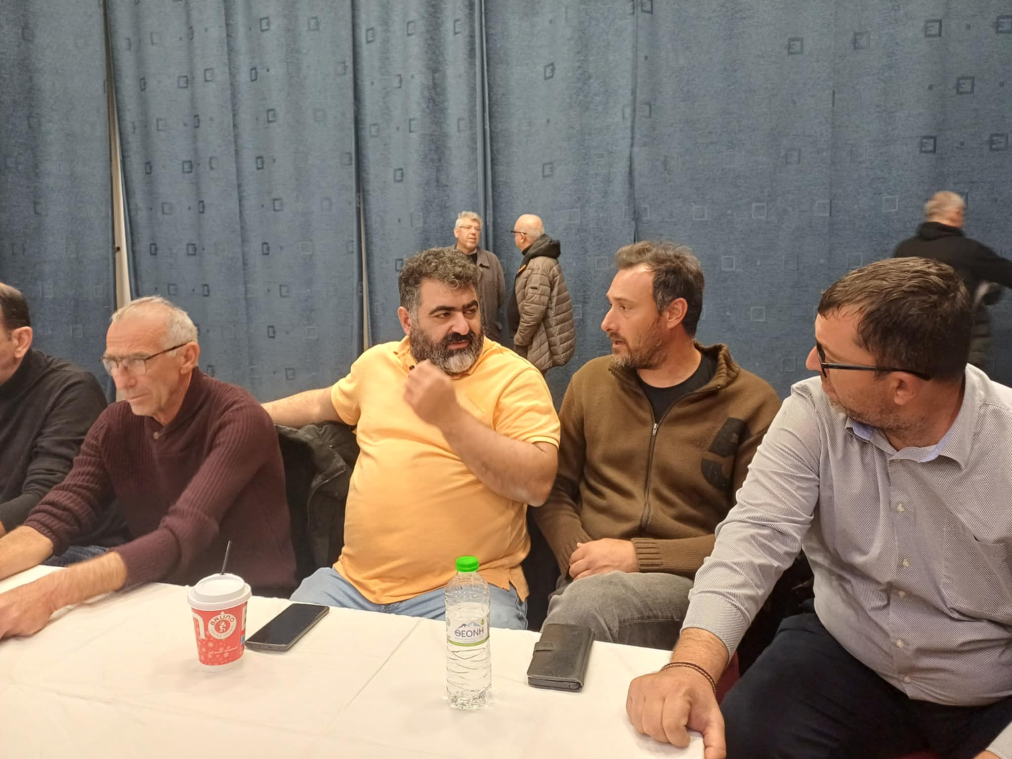 Ασφυκτικά γεμάτη η αίθουσα στη Νίκαια- επικρατεί η άποψη για κλιμάκωση και άρνηση του ραντεβού στο Μαξίμου (ΦΩΤΟ)