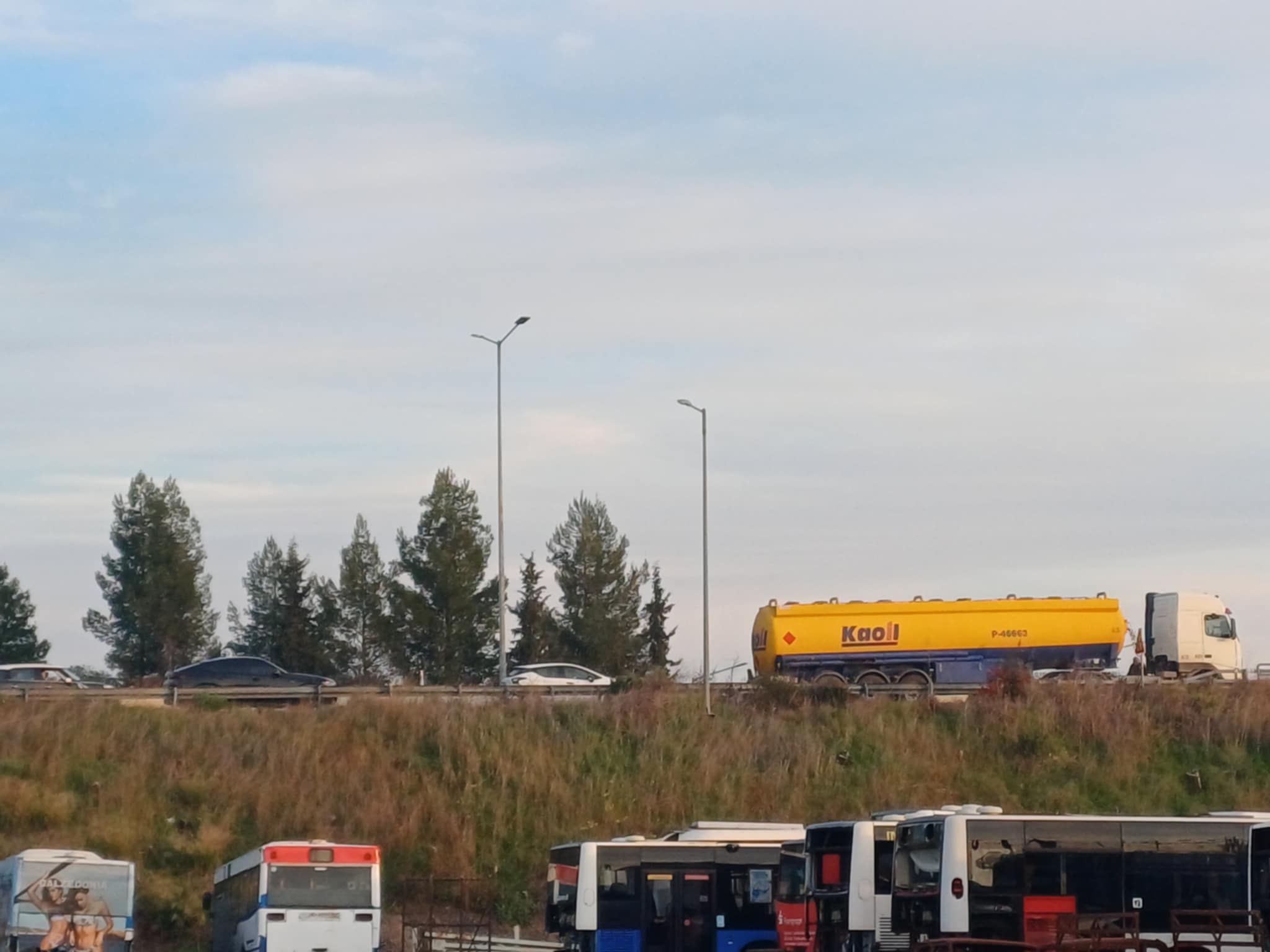 Έκλεισαν στον Πλατύκαμπο και την παλιά ΕΟ Λάρισας- Βόλου οι αγρότες- Εγκλωβίστηκαν δεκάδες οδηγοί(ΦΩΤΟ+video)