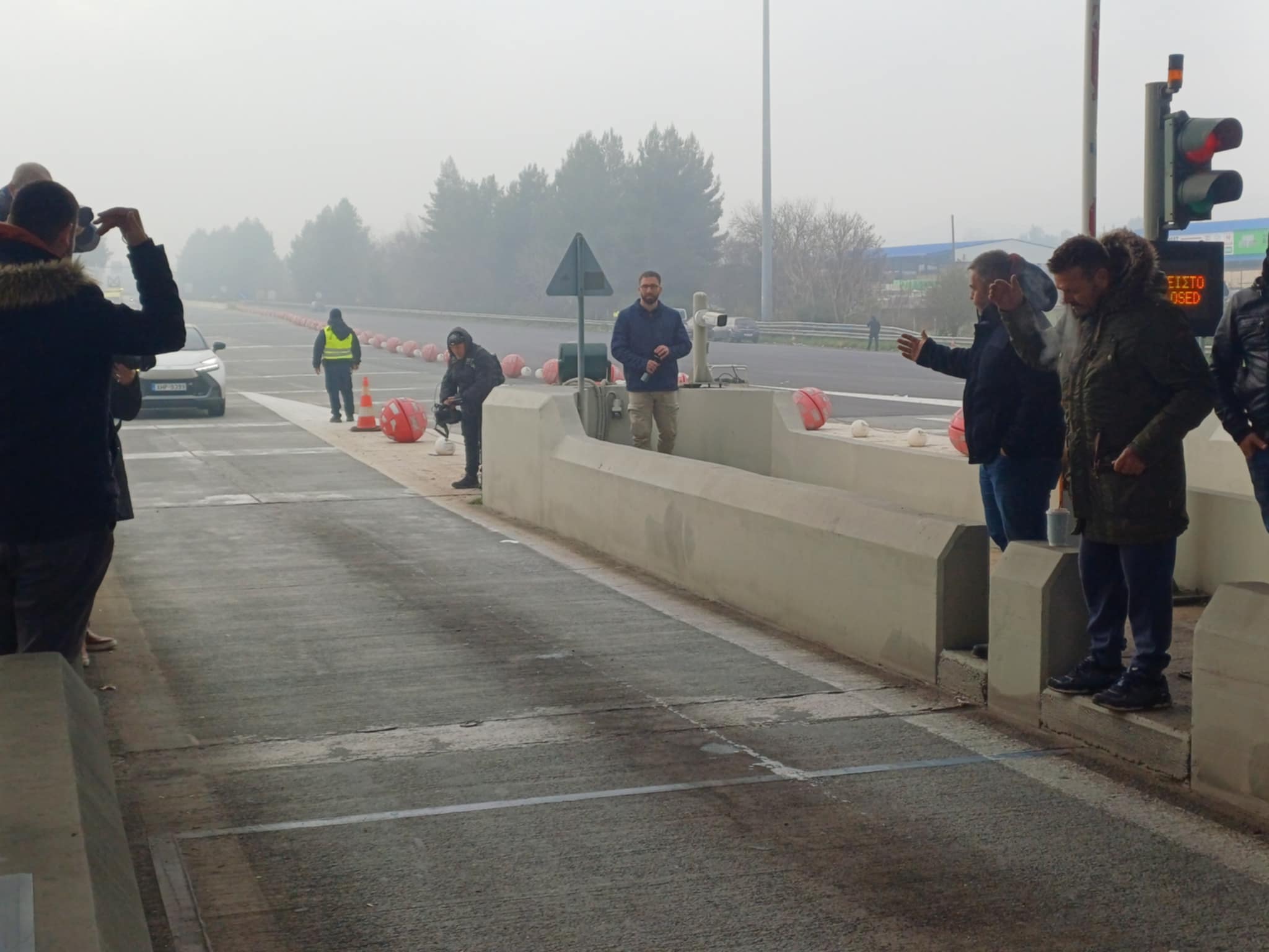 Άνοιξαν τις μπάρες των διοδίων στο Μακρυχώρι οι αγρότες του μπλόκου της Νίκαιας (ΦΩΤΟ)