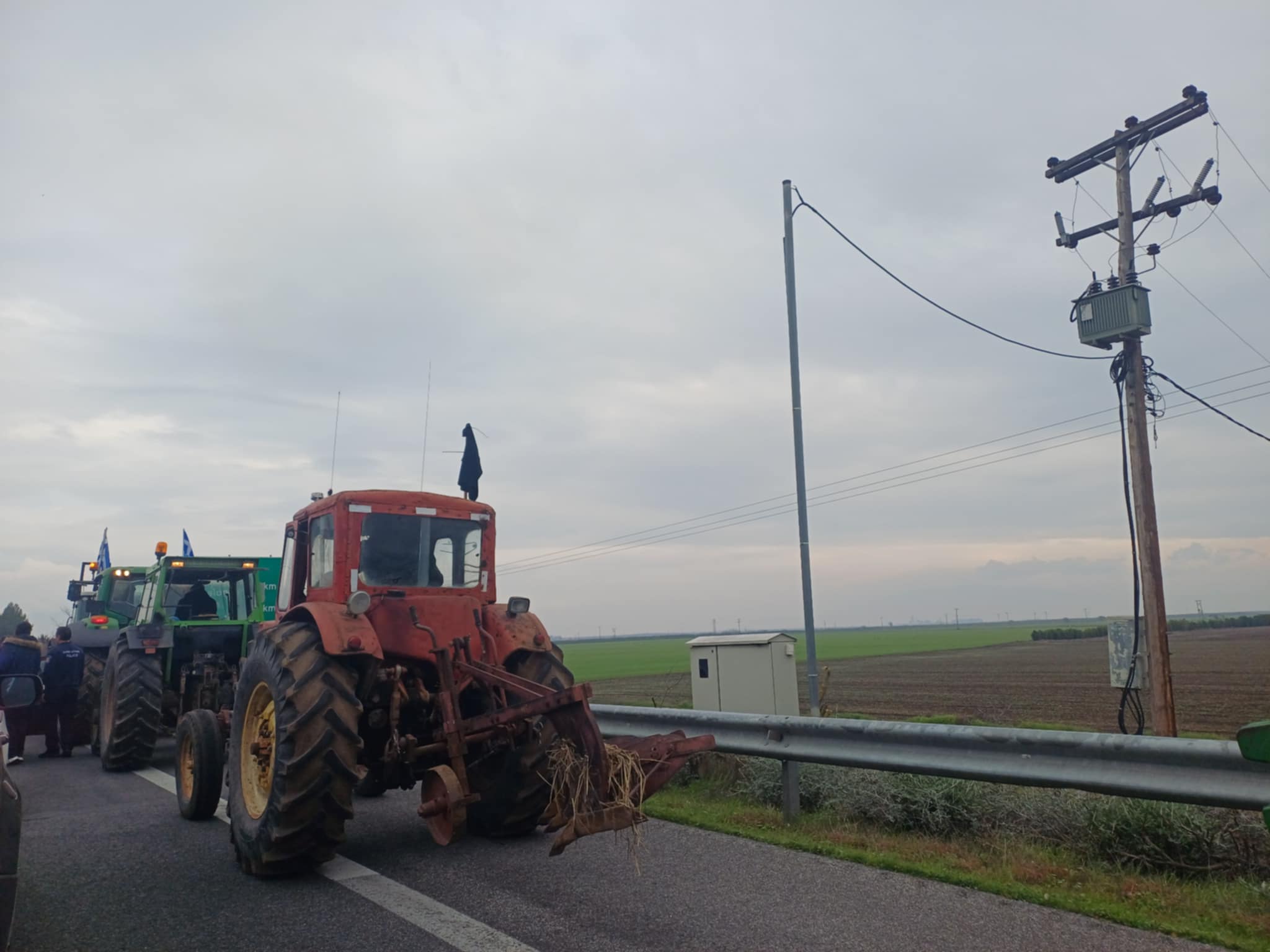 Καθ- οδόν οι αγρότες με δεκάδες τρακτέρ για να κλείσουν τη σήραγγα των Τεμπών, για τα φορτηγά (ΦΩΤΟ+video)