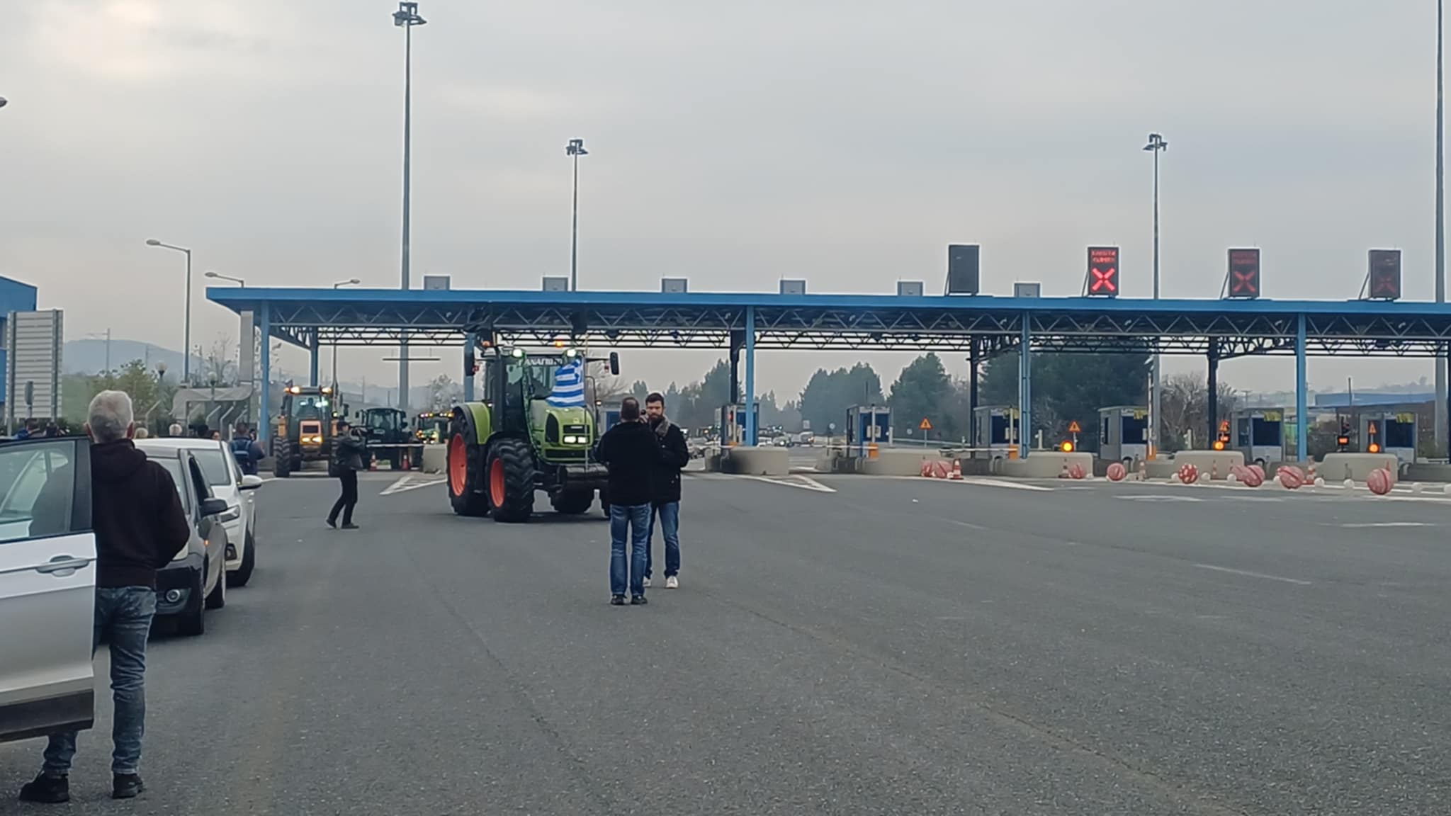 «Έκοψαν την Ελλάδα στα δύο»οι αγρότες που απέκλεισαν το μεσημέρι τις σήραγγες των Τεμπών (ΦΩΤΟ+video)