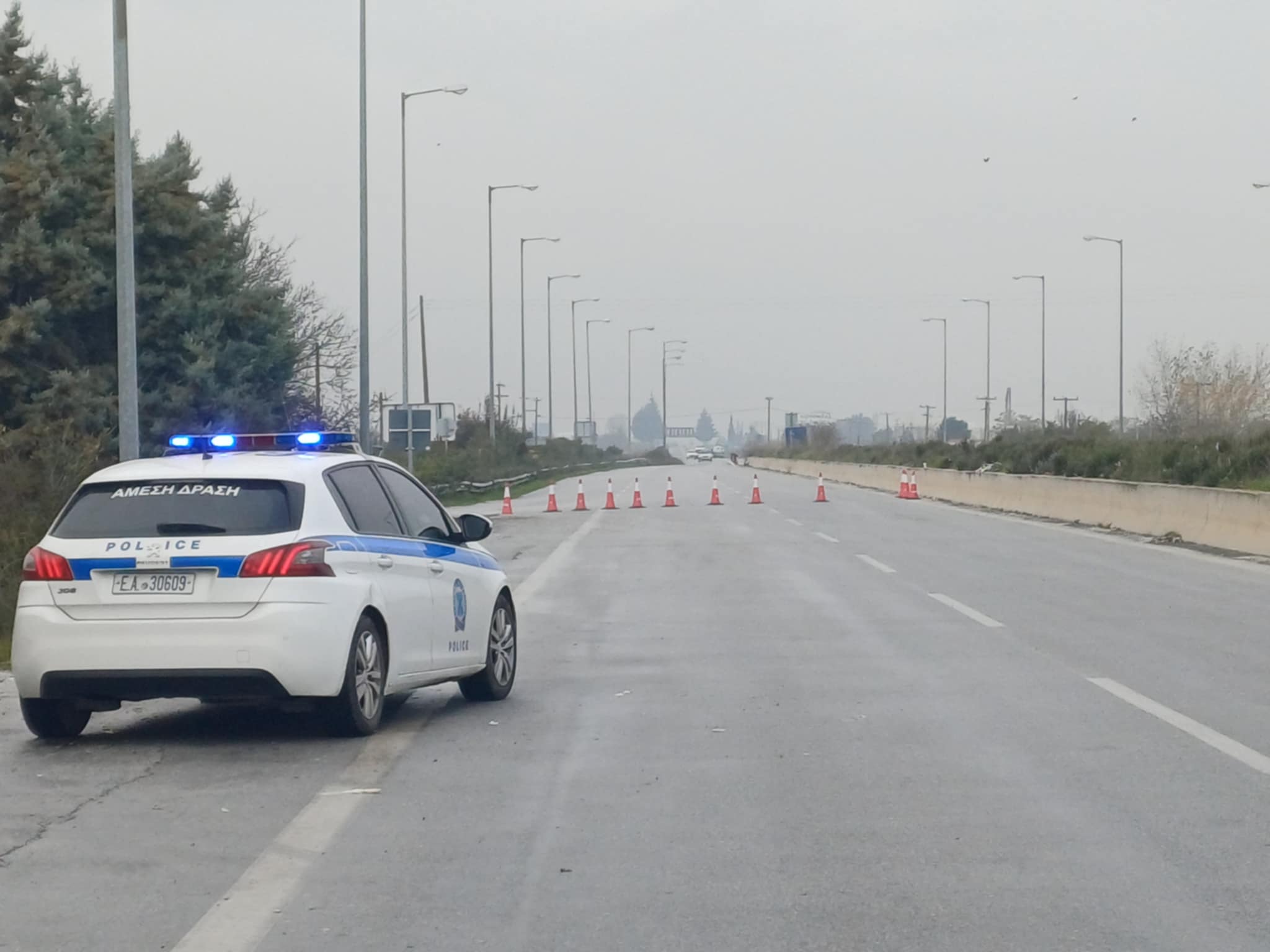 Κόντρα αστυνομίας αγροτών στο μπλόκο Νίκαιας για την ασφαλεια στη διέλευση των οχημάτων (ΦΩΤΟ)