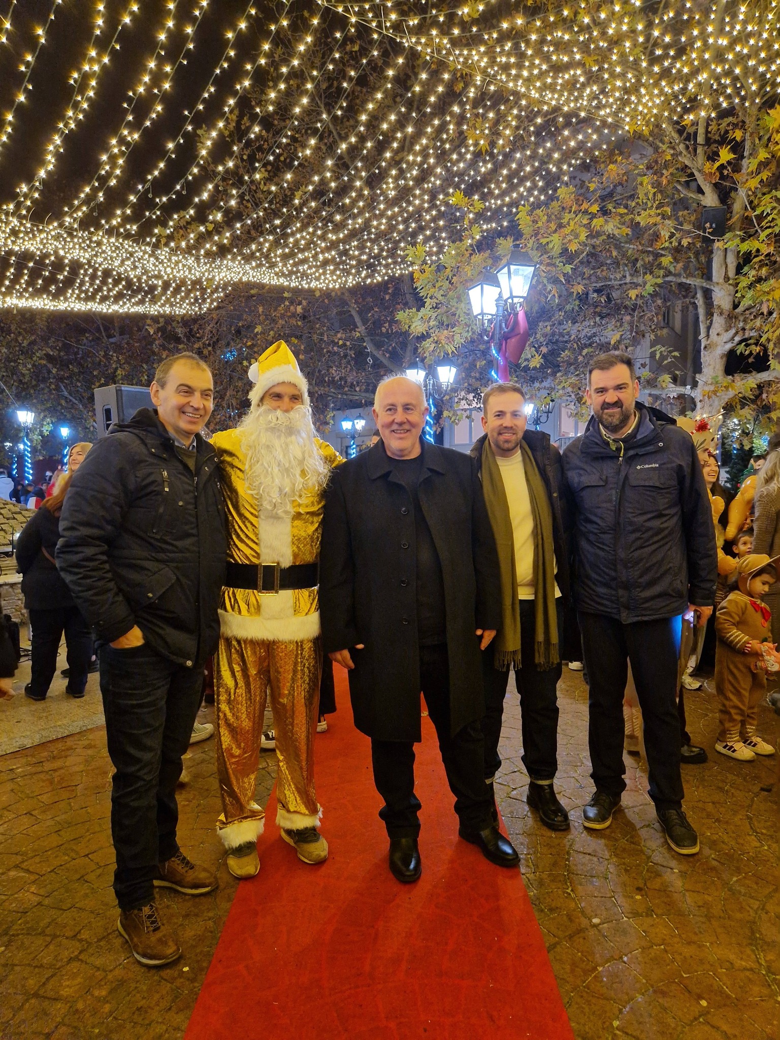 Βελεστίνο: Πλήθος κόσμου συμμετείχε στη μεγάλη χριστουγεννιάτικη παρέλαση