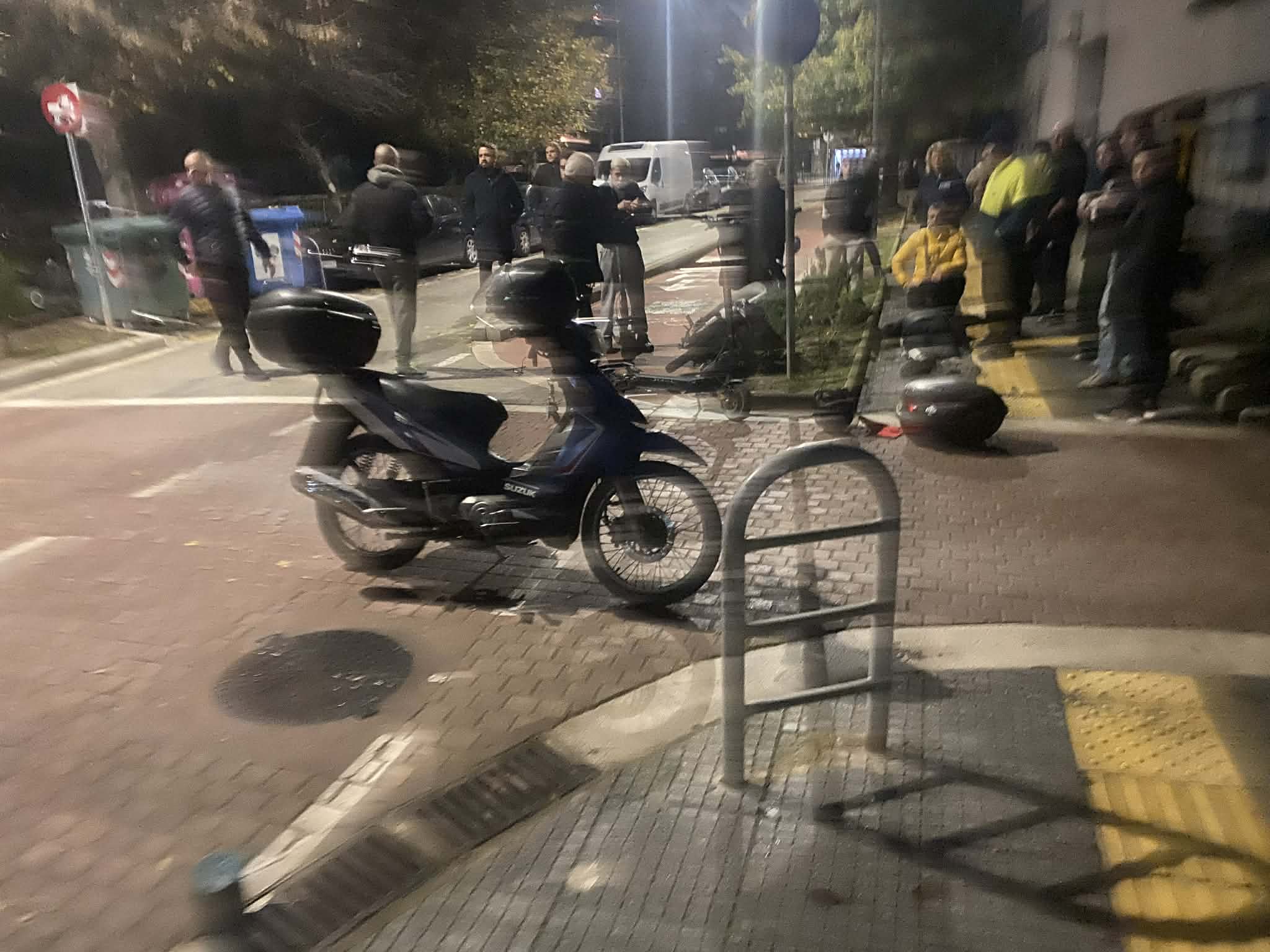 Λάρισα: Τραυματίστηκε  νεαρός με πατίνι στο κεφάλι έπειτα από σύγκρουση με μηχανάκι στην Ιουστιιανού (ΦΩΤΟ)