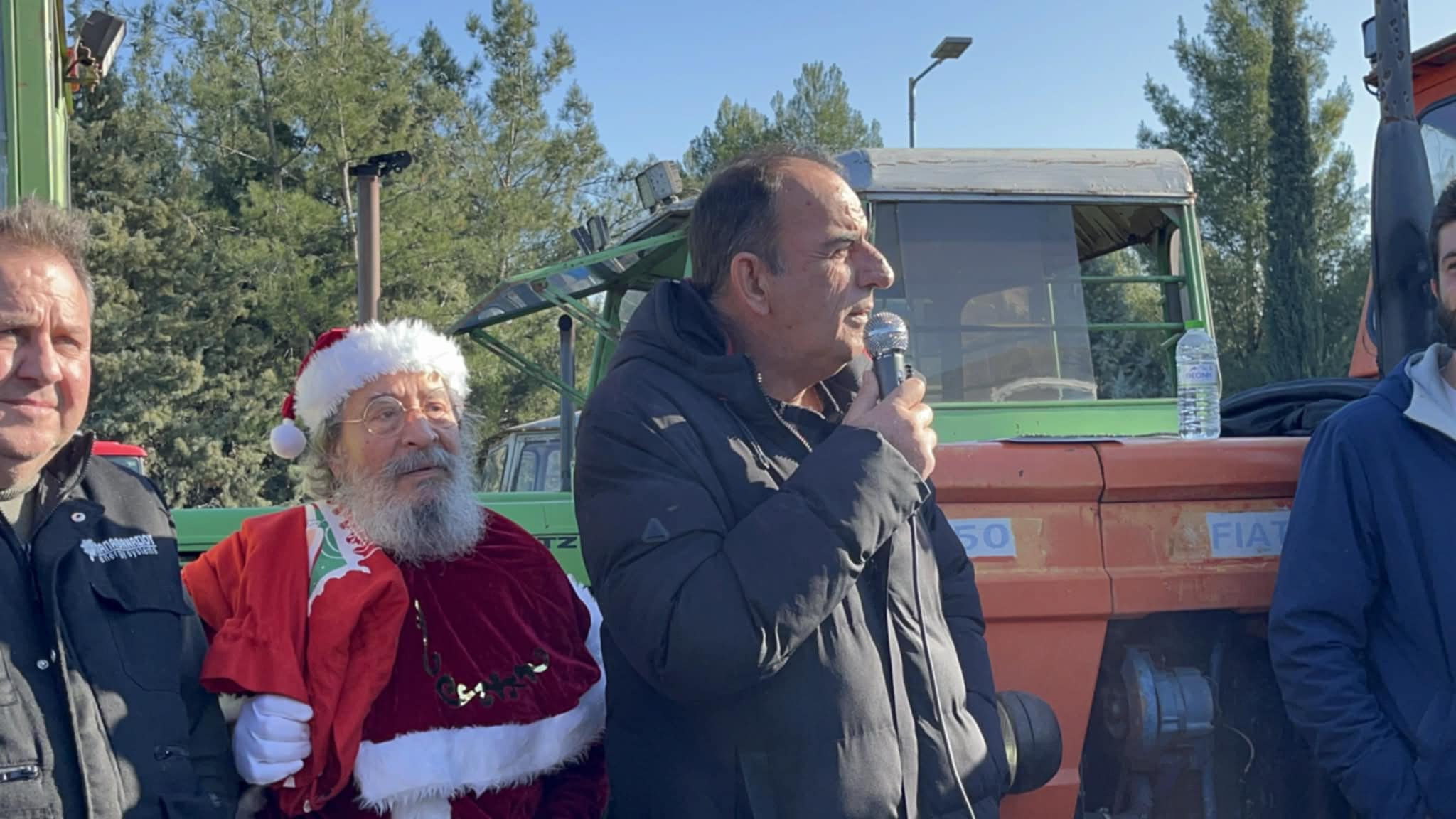 Μπλόκο Νίκαιας: έκλεισαν την αερογέφυρα αύριο σατ διόδια Μακρυχωρίου, παραμονή στη Λάρισα με τρακτερ