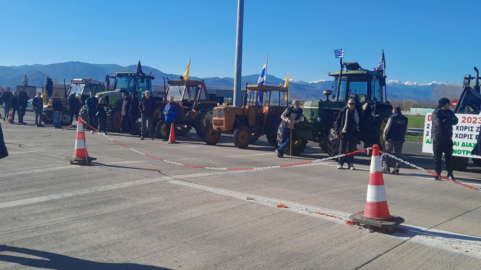 Άνοιξαν τις μπα΄ρες στα διόδια του Μακρυχωρίου και των Σοφάδων αγρότες από τα μπλόκα Νίκαιας και Ε-65 (ΦΩΤΟ)