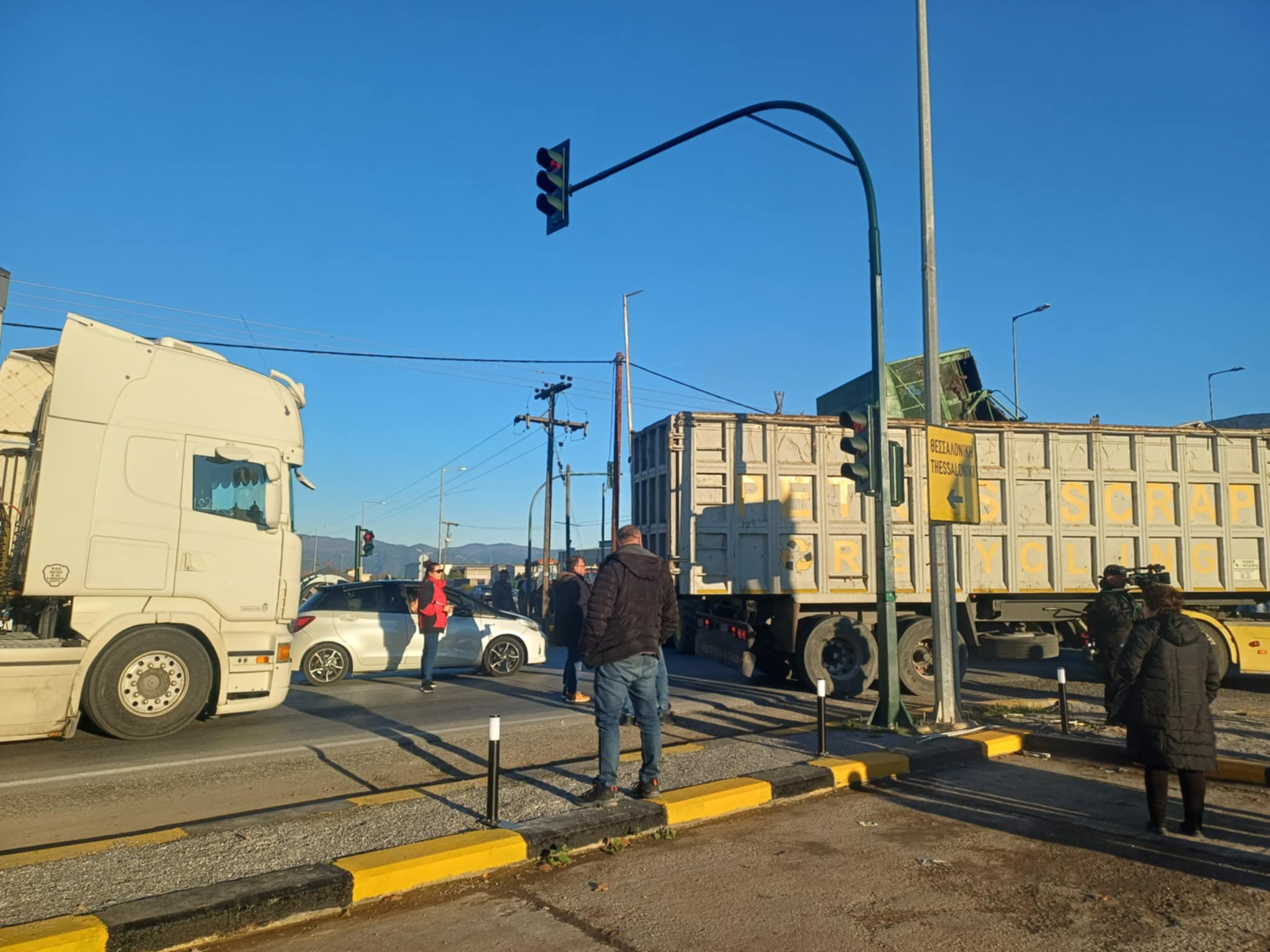 Απε΄κλεισαν την παλιά οδό Λάρισας- Βόλου στο Αχίλλειο οι αγρότες- ουρές από ΙΧ και νταλίκες (ΦΩΤΟ)