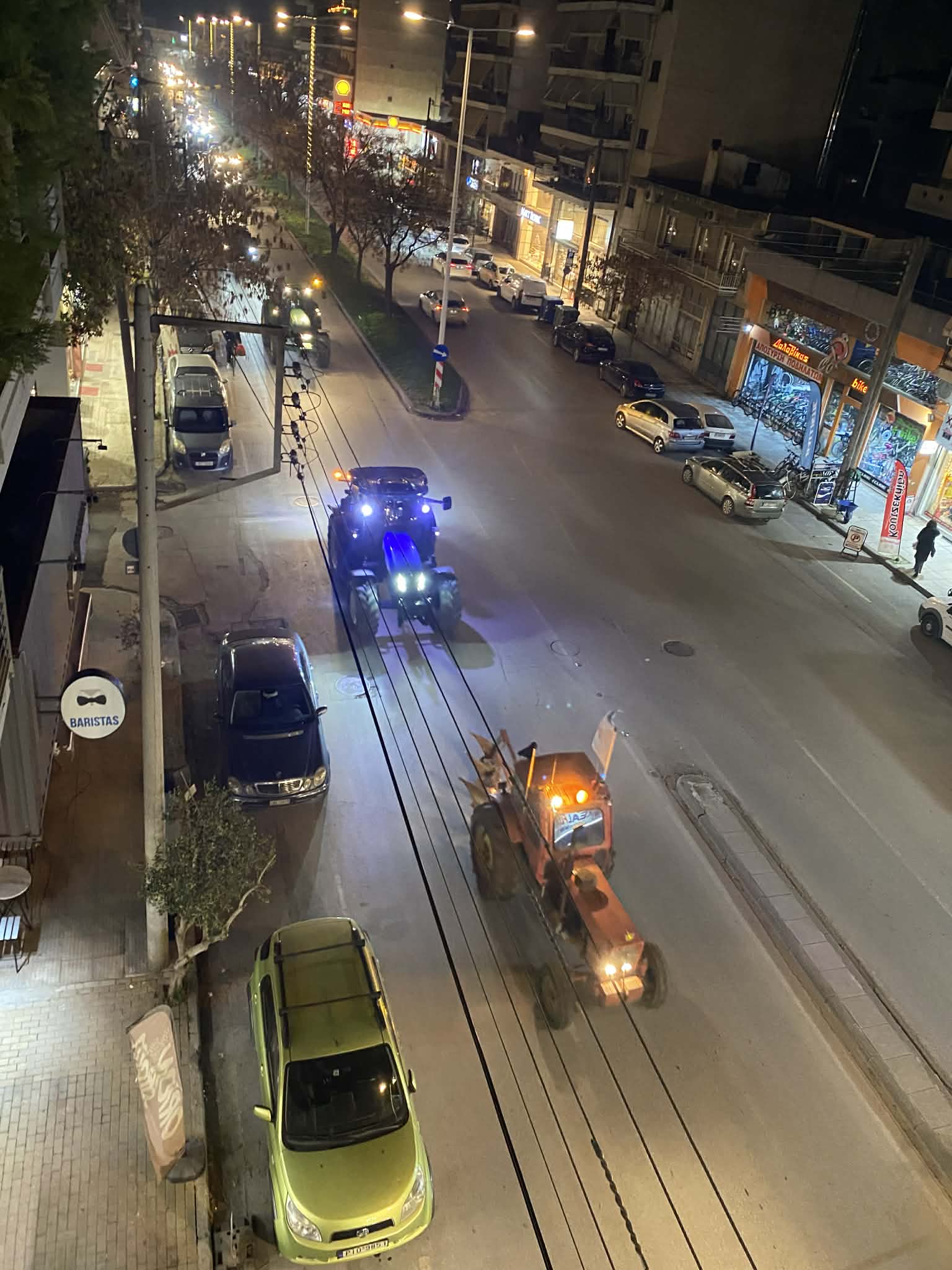 Νέα ...απόβαση τρακτέρ στην κεντρική πλατεία της Λάρισας από το μπλόκο Νίκαιας (ΦΩΤΟ)