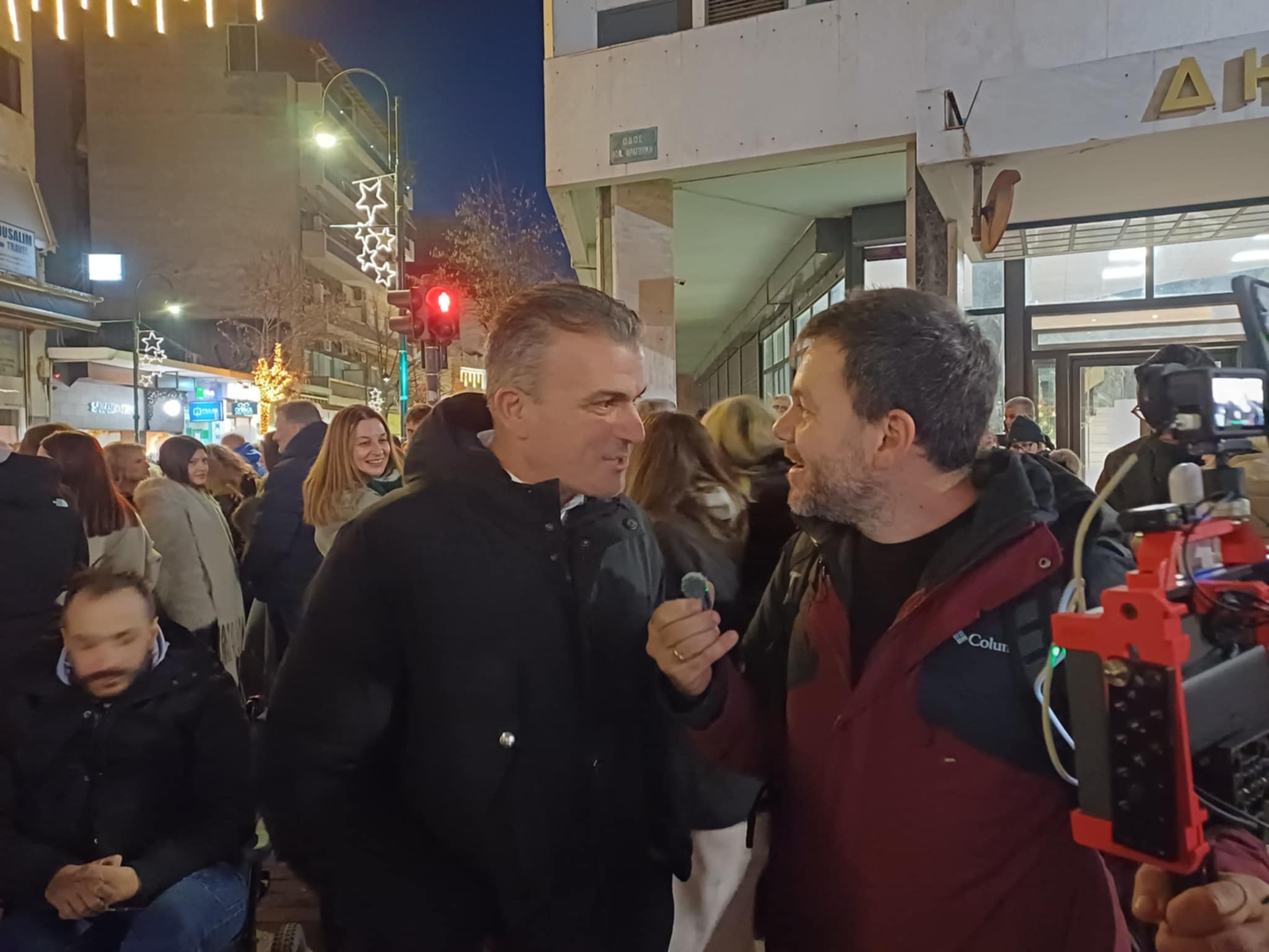 Πλήθος κόσμου στην Παπαναστασίου για τη χριστουγεννιάτικη παρέλαση με σόου Αρναούτογλου(ΦΩΤΟ)