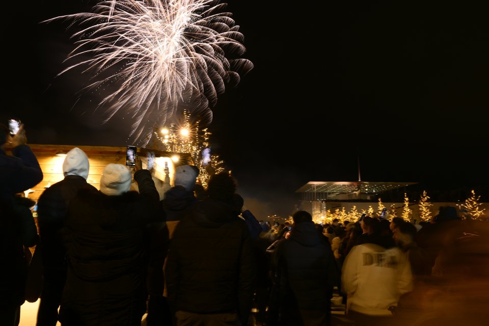 Η Ελλάδα υποδέχτηκε το 2026 με εκδηλώσεις από άκρη σε άκρη της χώρας -live ap;o to S;yntagma