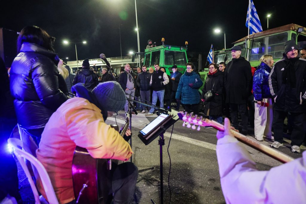 Ρεβεγιόν στους δρόμους για τους αγρότες: Στο μπλόκο της Νίκαιας έστησαν σούβλες με ζεστό κρασί και ζωντανή μουσική (ΦΩTO)