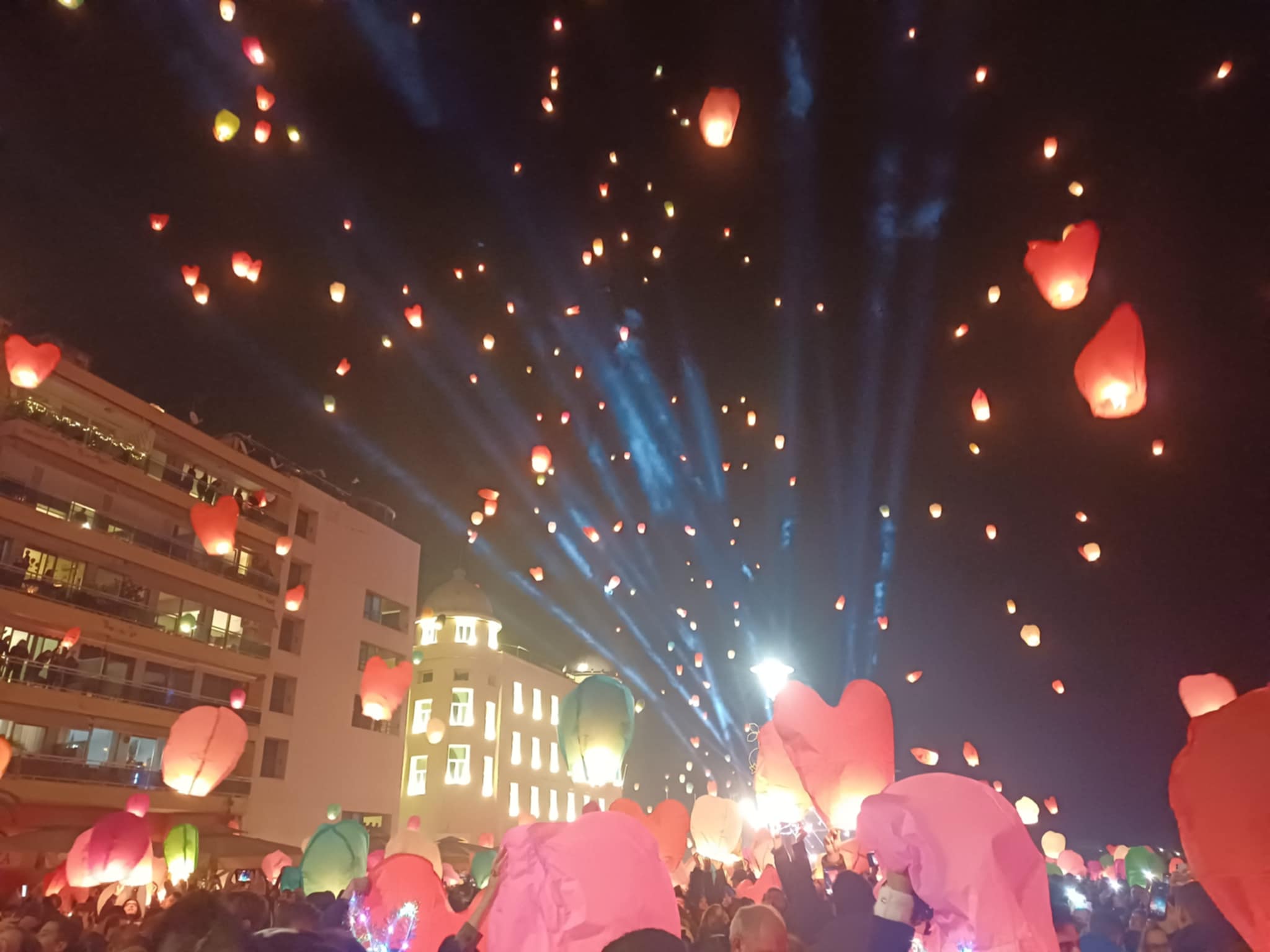 Μοναδικό υπερθέαμα στην παραλία του Βόλου στη βραδιά των φαναριών (ΦΩΤΟ)