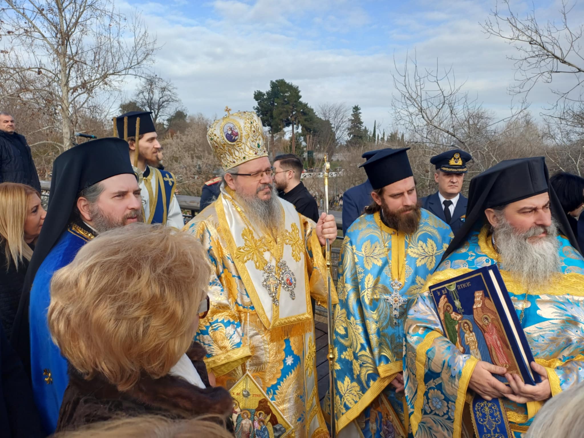 Mε λιακάδα η ρίψη του Σταυρού στον Πηνειό στη Λάρισα- χιλάδες Λαρισαίοι στις όχθες (ΦΩΤΟ+video)
