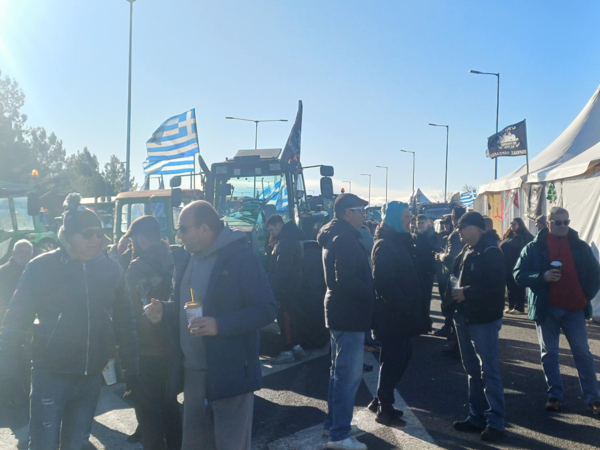 Ξεκίνησαν τα τρακτερ από το μπλόκο Νίκαιας για τον αποκελισμό των σηράγγων στα Τέμπη (ΦΩΤΟ+video)