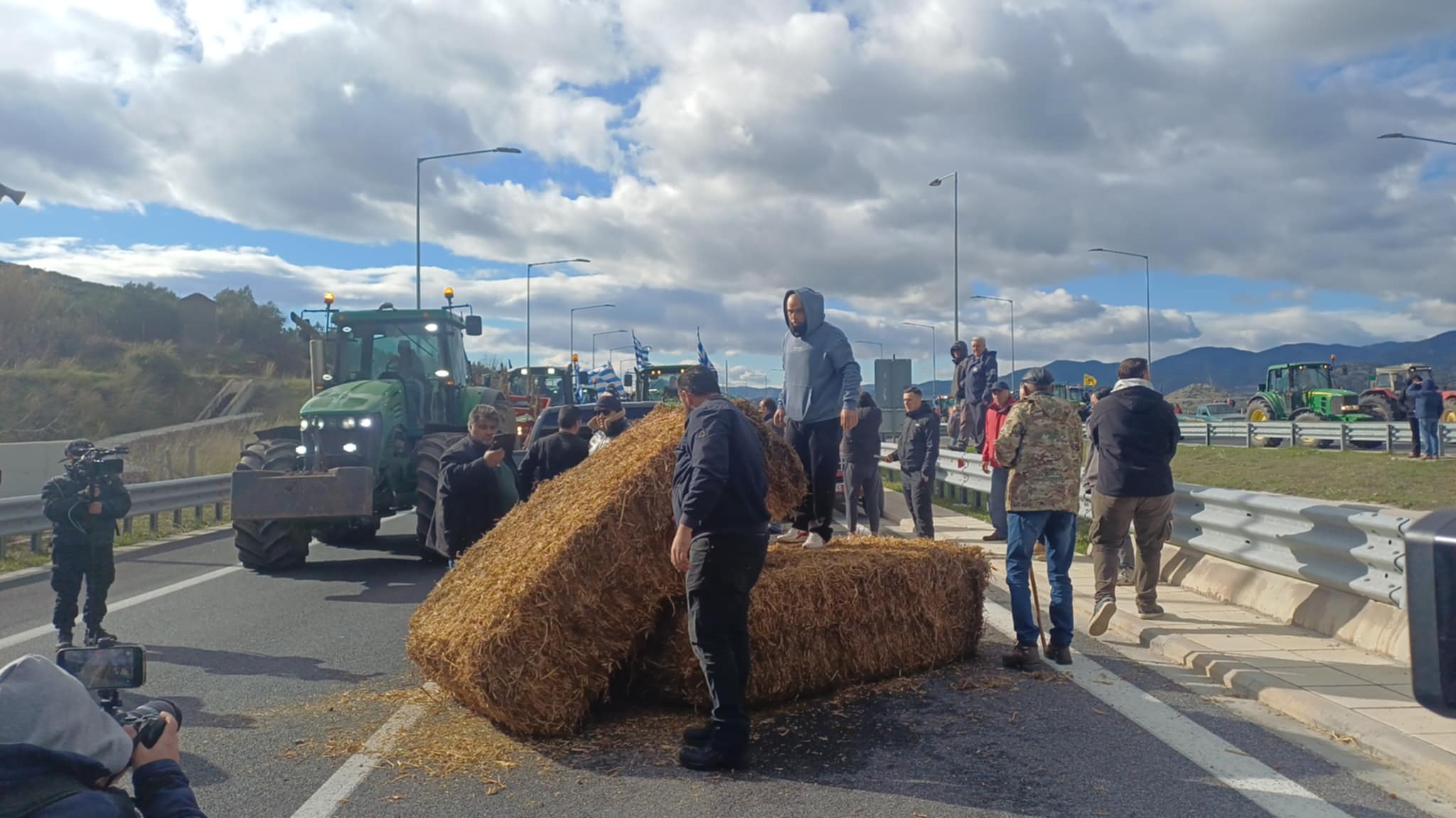 Έκλεισαν τις σήραγγες στα Τέμπη οι αγρότες και καίνε άχυρα στην είσοδο (ΦΩΤΟ+video)