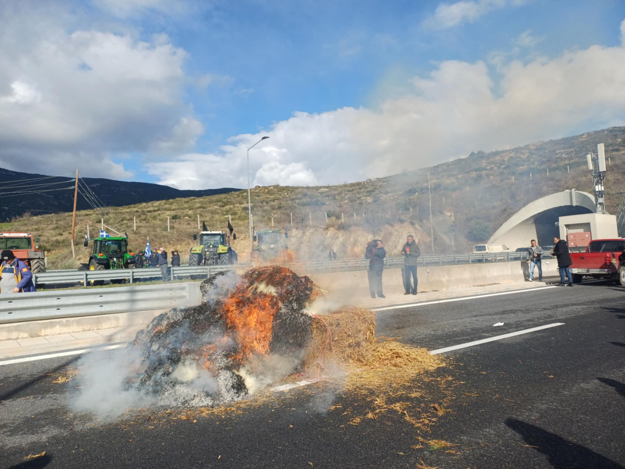 Για 48 ώρες ο αποκλεισμός στα Τέμπη -θα ανάψουν φωτιές τη νύχτα- επιμένουν για συνάντηση με τον πρωθυπουργό (ΦΩΤΟ+ video)