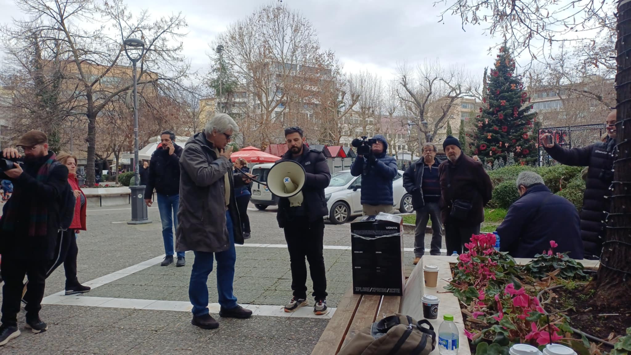 «Προσκλητήριο» ονομάτων όσων έχασαν τη ζωή τους στην τραγωδία των Τεμπών στη δίκη για τα βίντεο