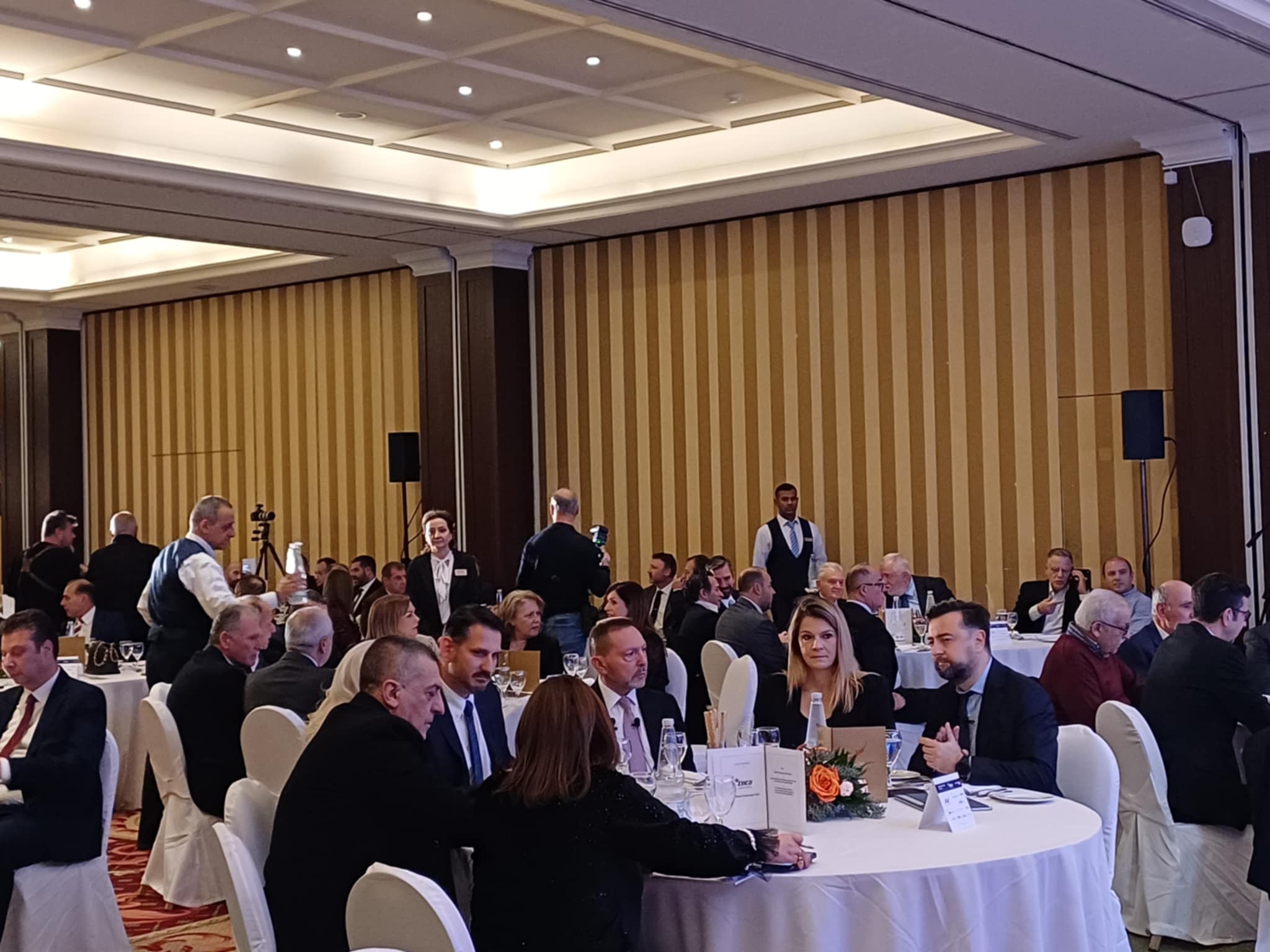 Στουρνάρας στο δείπνο του ΣΘΕΒ: Η ελληνική οικονομία βαδίζει στο σωστό δρόμο σε ένα χαοτικό διεθνές περιβάλλον