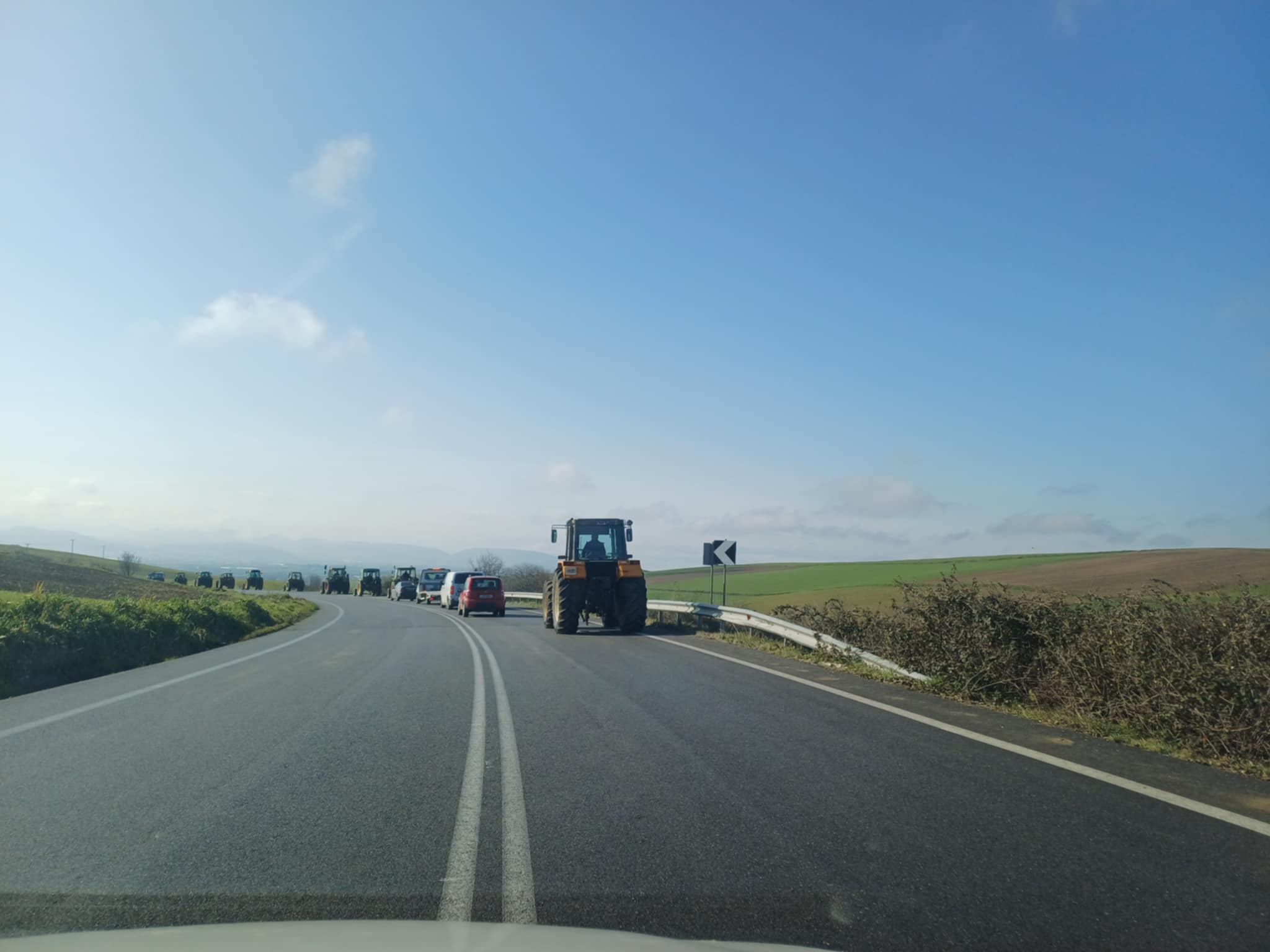 Σε ένα μεγάλο κομβόϊ επιστρέφουν τα τρακτερ των Φαρσάλων από το μπλόκο της Νίκαιας (ΦΩΤΟ)