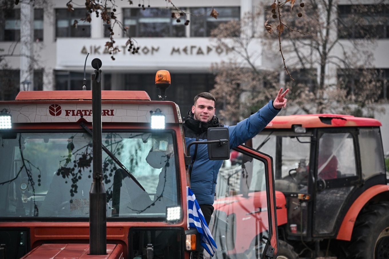 Έφυγαν από το μπλόκο της Νίκαιας και ήρθαν στην κεντρική πλατεία της Λάρισας τα τρακετρ (ΦΩΤΟ)