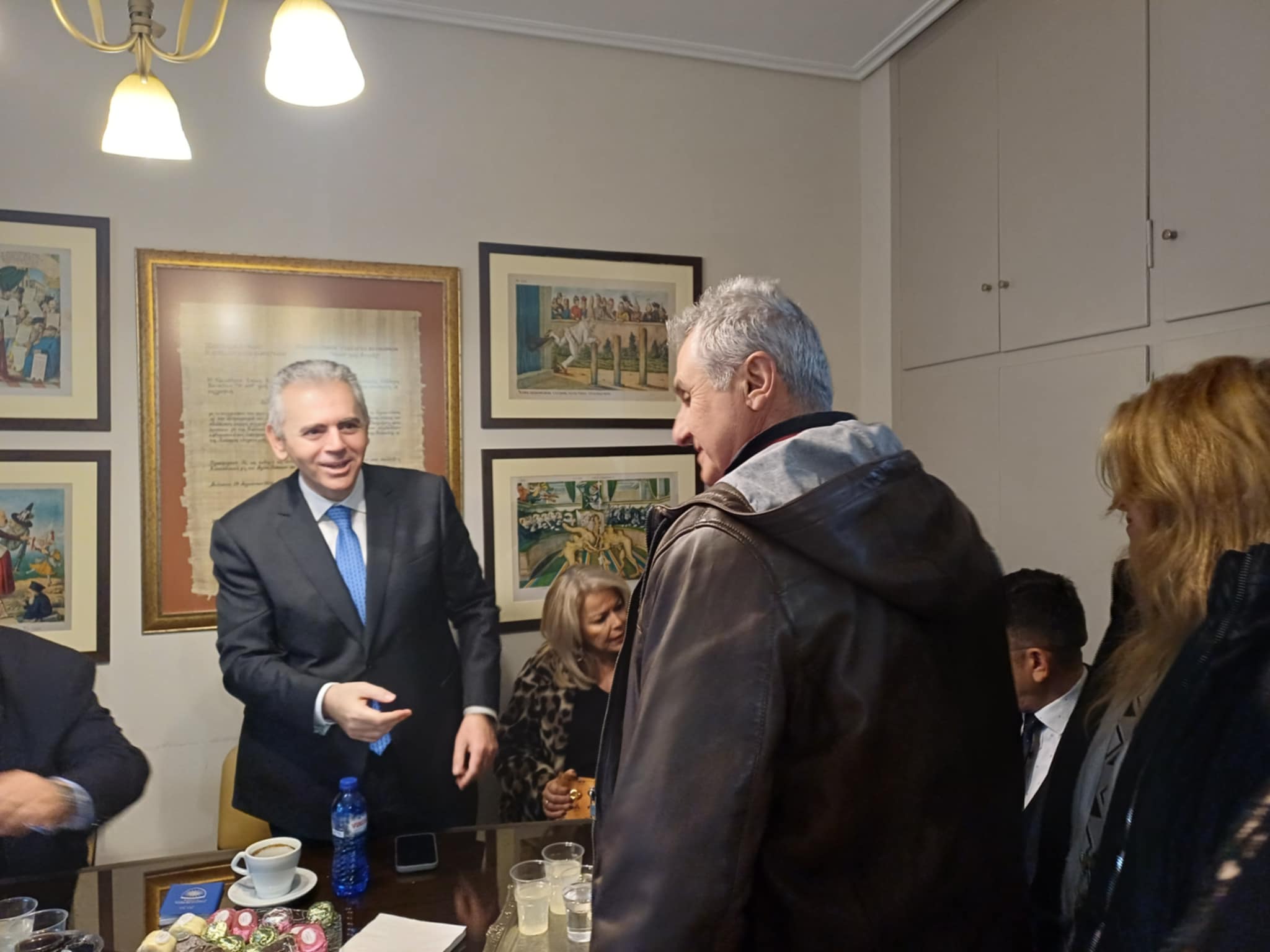 Ευχές στο γραφείο του Μάξιμου Χαρακόπουλου για την ονομαστική του εορτή (ΦΩΤΟ)