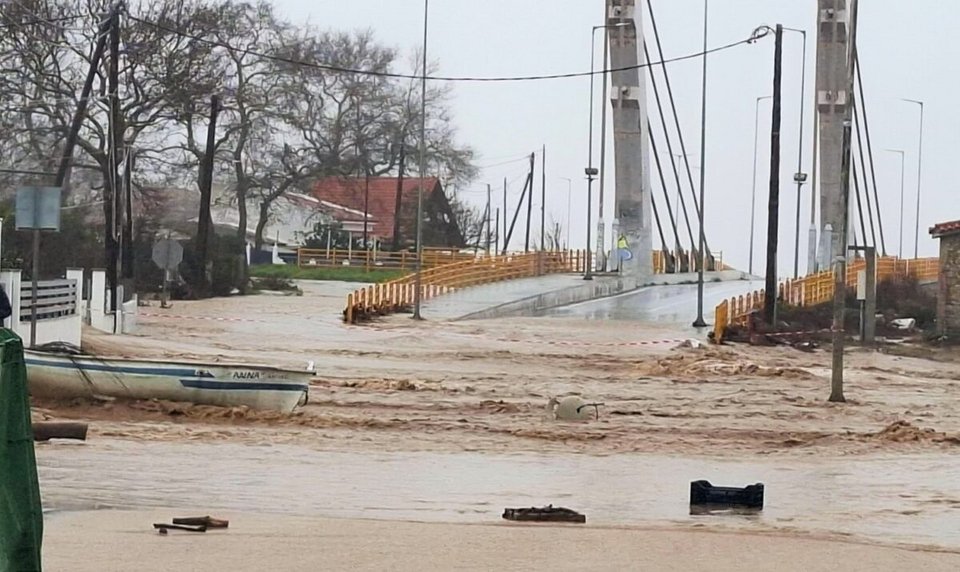 Πλημμύρισαν σπίτια από την κακοκαιρία στον Αγιόκαμπο Λάρισας -«Έριξε περισσότερο νερό απ- ό,τι στον Ντάνιελ» λέει o δήμαρχος