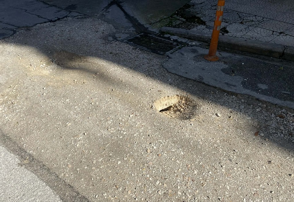 Επικίνδυνες λακούβες στο κέντρο της Λάρισας χάσκουν εδώ και εβδομάδες (ΦΩΤΟ)