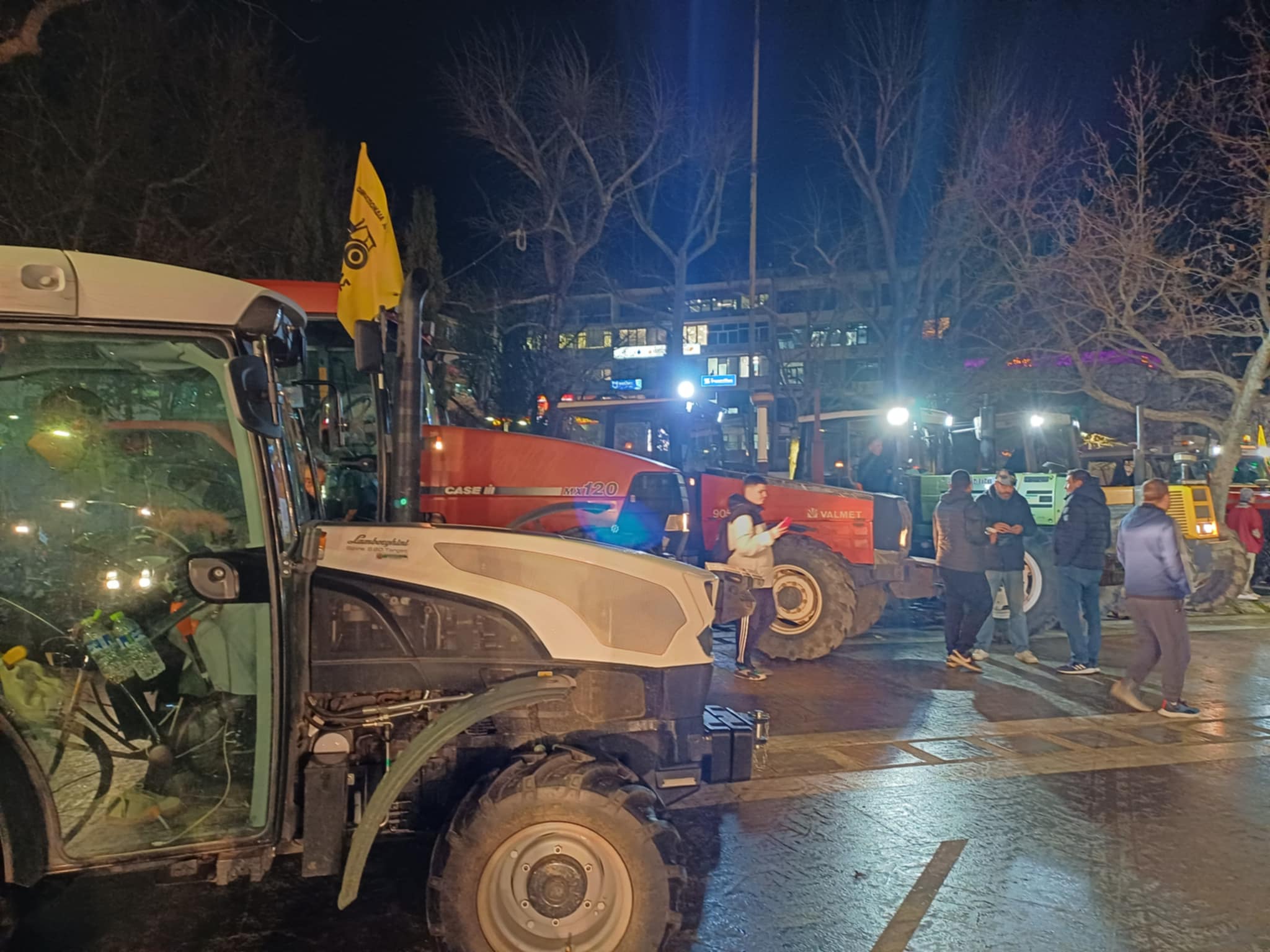 Ξεσήκωσαν το κέντρο της Λάρισας τα τρακτερ των αγροτών- προέρτια για το συλλαλητήριο της Παρτασκευής στην Αθήνα (ΦΩΤΟ+video)