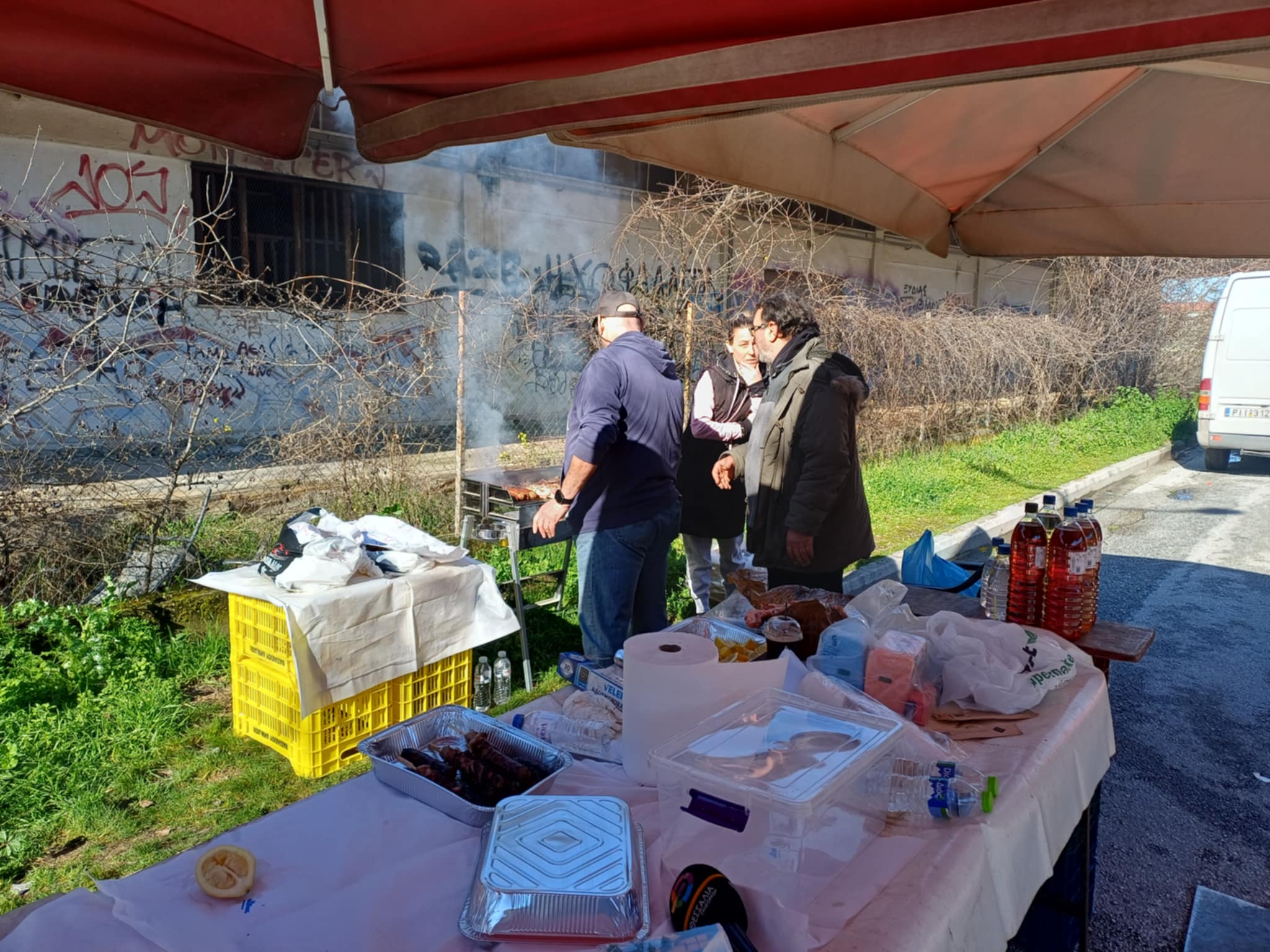 Παίρνεις πορτοκάλια, mpr;okola  κι ένα σουβλάκι δωρο στη Λαϊκή της Θεοφράστου!- το τσικνίζουν οι παραγωγοί (ΦΩΤΟ)