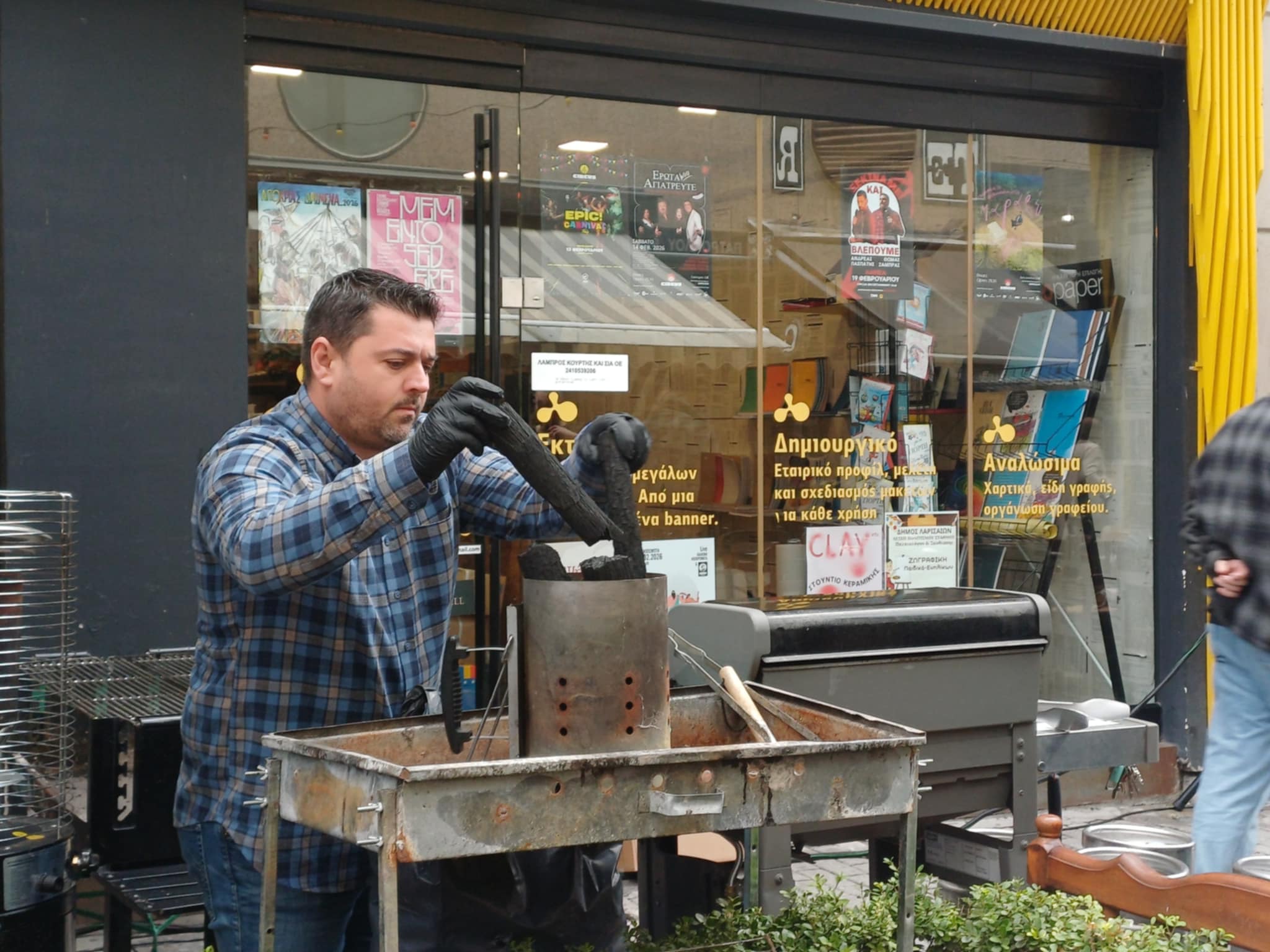 Το τσικνίζουν οι Λαρισαίοι με τους ήχους κλαρίνων- πήραν φωτιά οι ψησταριές(ΦΩΤΟ+video)