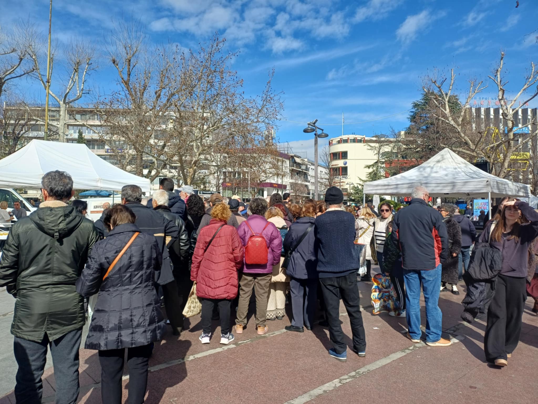 Άναψε το κέφι στην κεντρική πλατεία  με Τόνι Σφίνο, Αντωνέλα, σουβλάκι και κρασί (ΦΩΤΟ+video)
