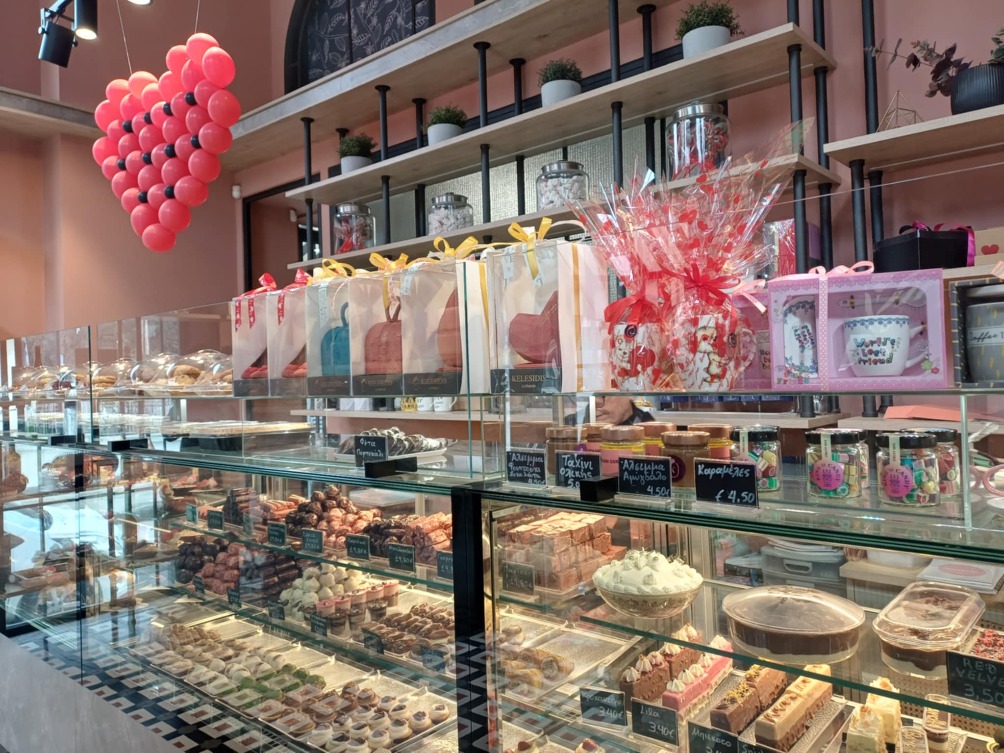 Η Λάρισα γιορτάζει τον Βαλεντίνο σε ανθοπωλεία και ζαχαροπλαστεία... (ΦΩΤΟ)