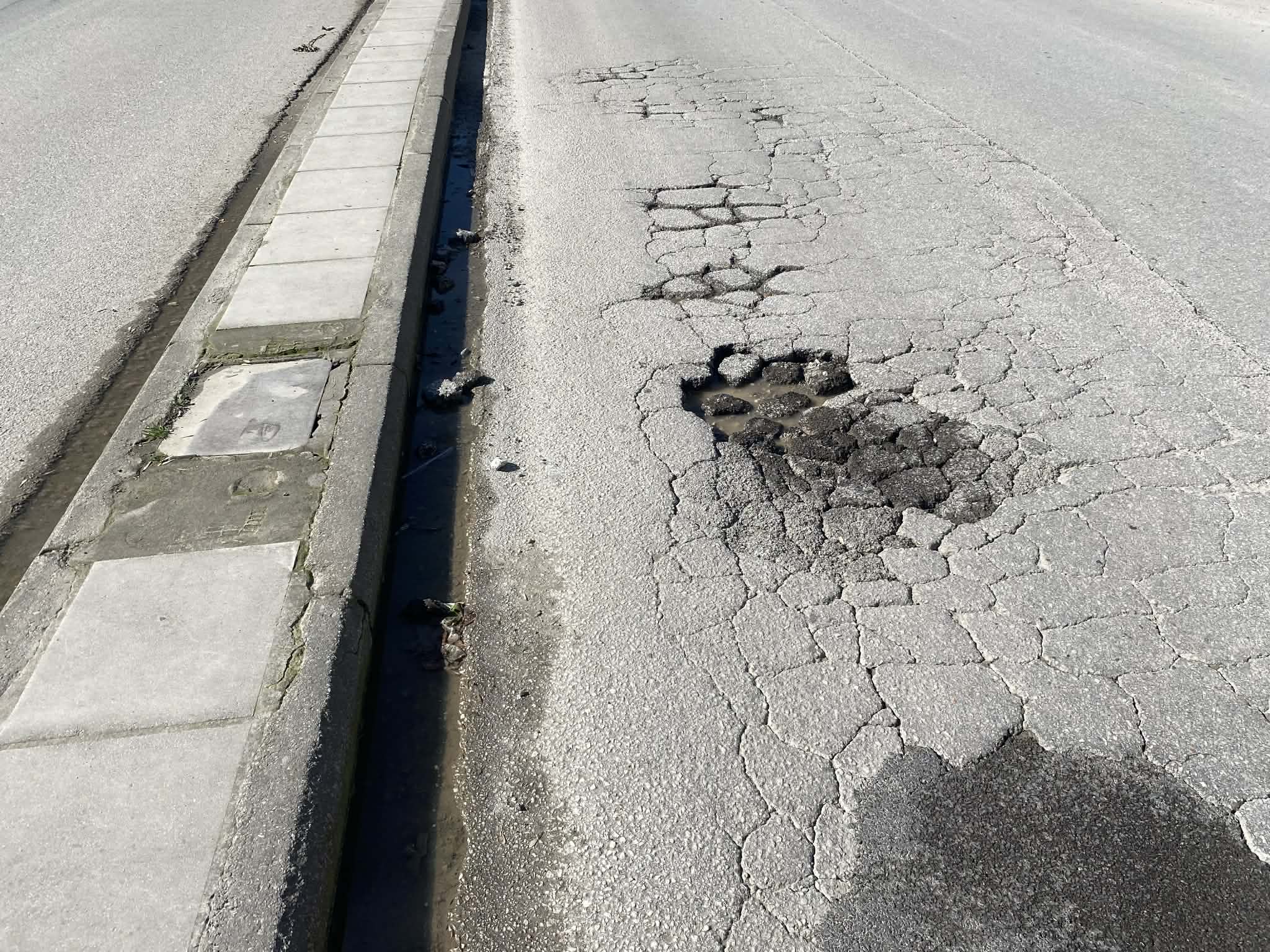 Επικίνδυνες λακούβες άνοιξαν από τις βροχές στην Ηρώων Πολυτεχνείου απέννατι από το 5ο Λύκειο (ΦΩΤΟ)