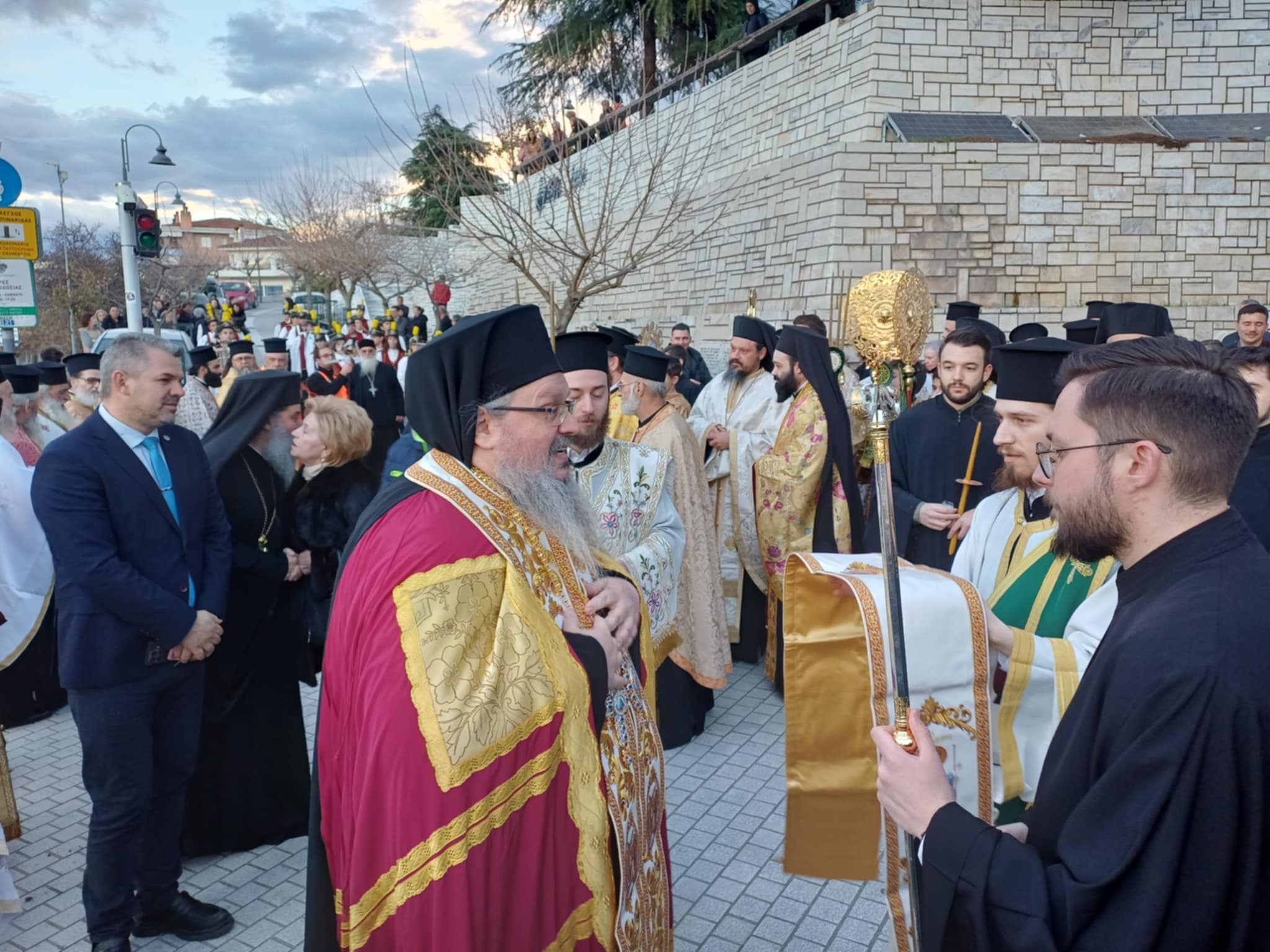 Πλήθος πιστών στην υποδοχή της Τίμιας Χείρας του Βασιλείου στον Άγιο Αχίλλιο (ΦΩΤΟ+video)