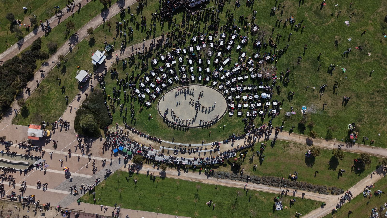 Χιλιάδες Λαρισαίοι στο Πάρκο των Χρωμάτων για τα Κούλουμα (ΦΩΤΟ+video)