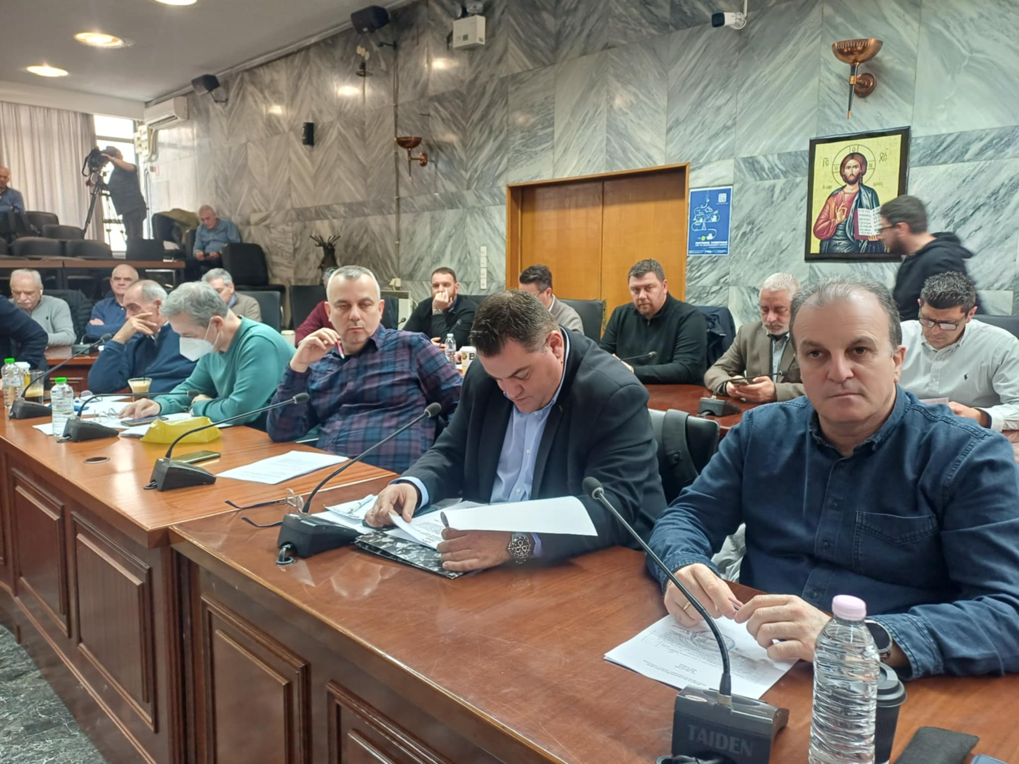 Οι κα΄μρες στα σολεία όξυναν την αντιπαράθεση στο δημοτικό συμβούλιο Λάρισας (ΦΩΤΟ+video)