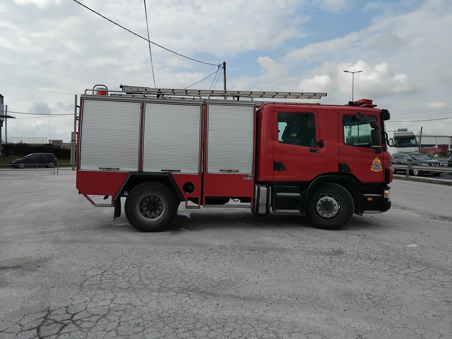 Τροχαίο με δύο τραυματίες έξω από τη Λάρισα στο νέο Κοιμητήριο (ΦΩΤΟ)