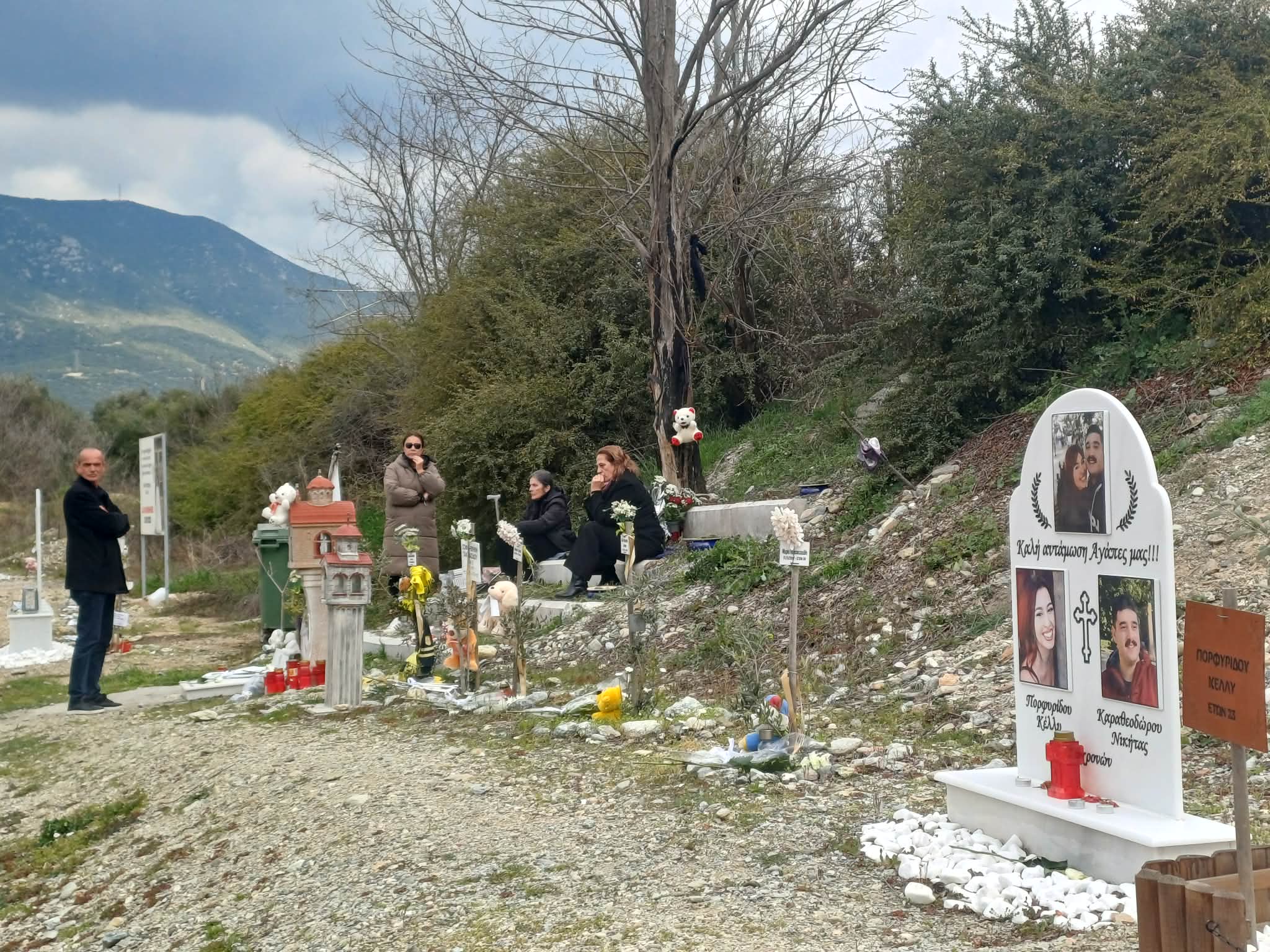 Βουβός πόνος και θλίψη από τους συγγενείς σήμερα με τη συμπλήρωση τριών χρόνων στον τόπο της τραγωδίας των Τεμπών (ΦΩΤΟ+video