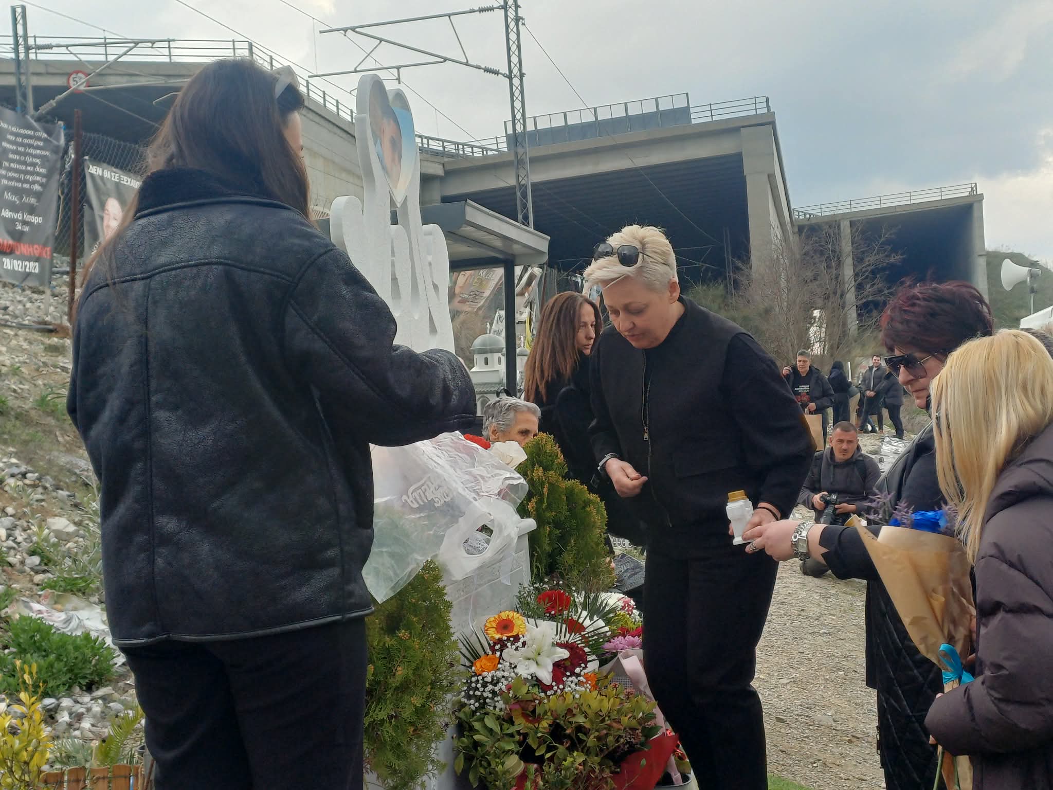 Συγκίνηση στο τρισάγιο για τη συμπλήρωση τριών χρόνων στον τόπο της τραγωδίας (ΦΩΤΟ+video)