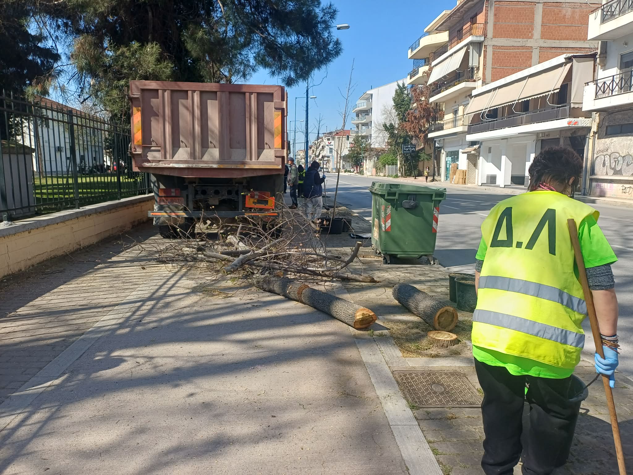 Δενδροφυτεύσεις στην οδό Ιωαννίνων - Πάνω από 1300 δέντρα μέχρι το τέλος της χρονιάς (ΦΩΤΟ-ΒΙΝΤΕΟ)