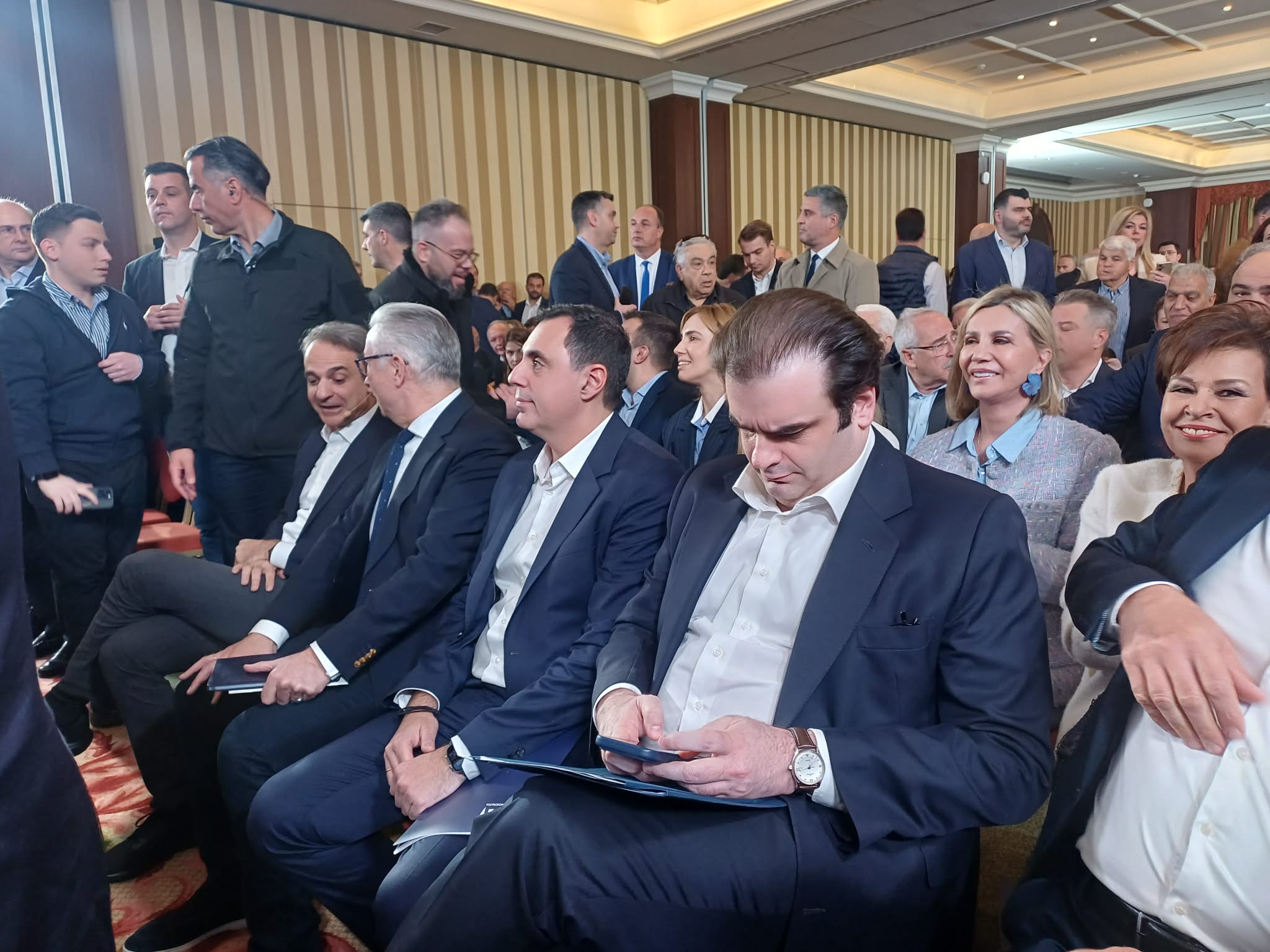 Φωτογραφγικά κλικς από την παρουσία Μητσοτάκη στη Λάρισα (ΦΩΤΟ)