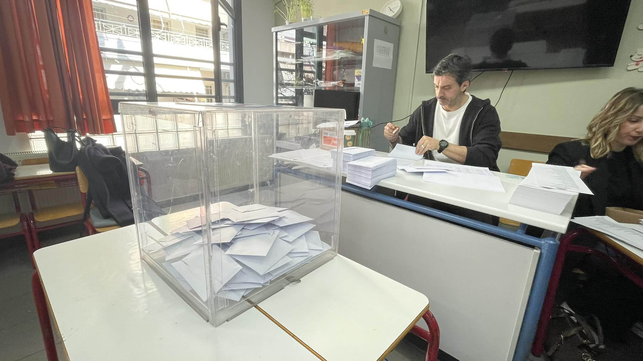 Σήμερα το ΠΑΣΟΚ ψηφίζει: εσωκομματικές κάλπες για τους 4.000 συνέδρους-αθρόα προσέλευση στη Λάρισα (ΦΩΤΟ)