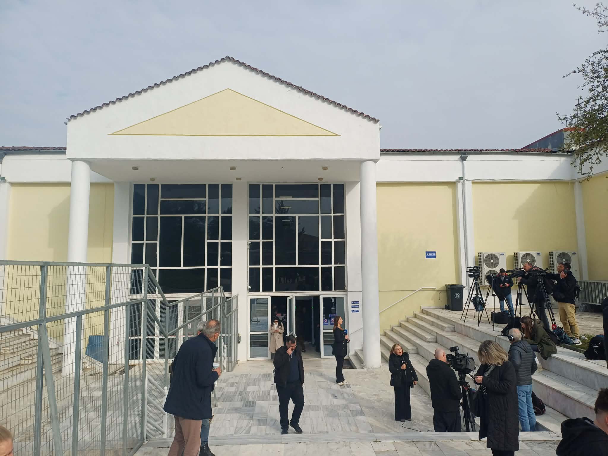 Ξεκίνησε πάλι η ανάγνωση των ονομάτων των 36 κατηγορουμένων στη δίκη για τα Τέμπη