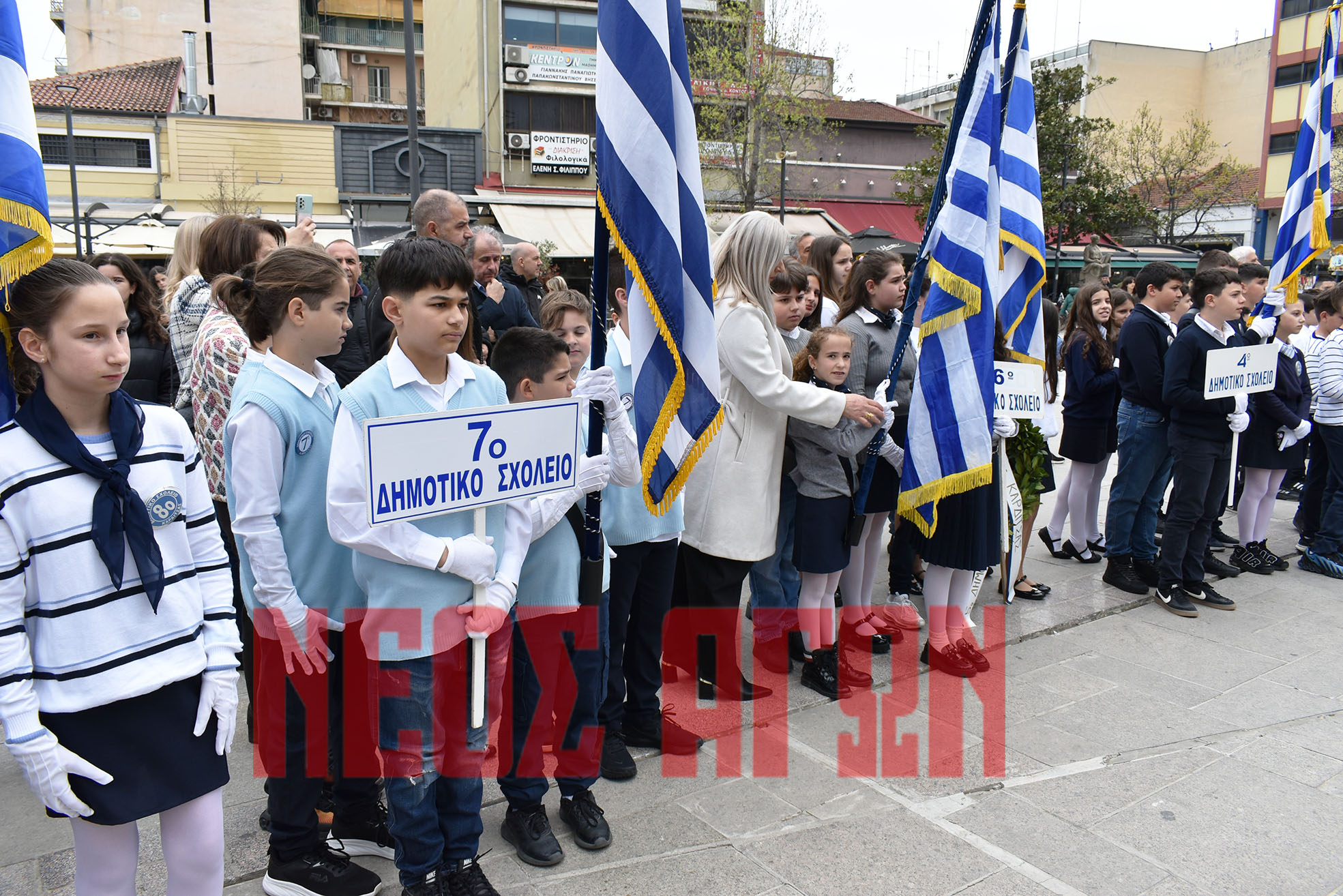 Οι μαθητές της Καρδίτσας απέτισαν φόρο τιμής στους ήρωες της επανάστασης του 1821 (ΦΩΤΟ - ΒΙΝΤΕΟ)