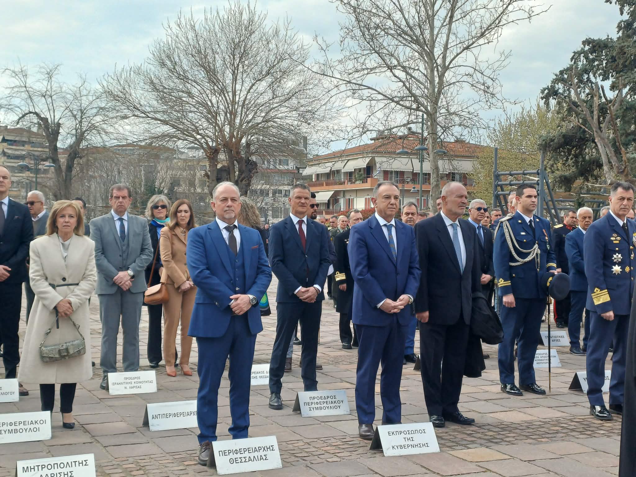Όλα έτοιμα για την παρέλαση στη Λάρισα- κατάθεση στεφάνων στο λόφο του Φρουρίου (ΦΩΤΟ+video)
