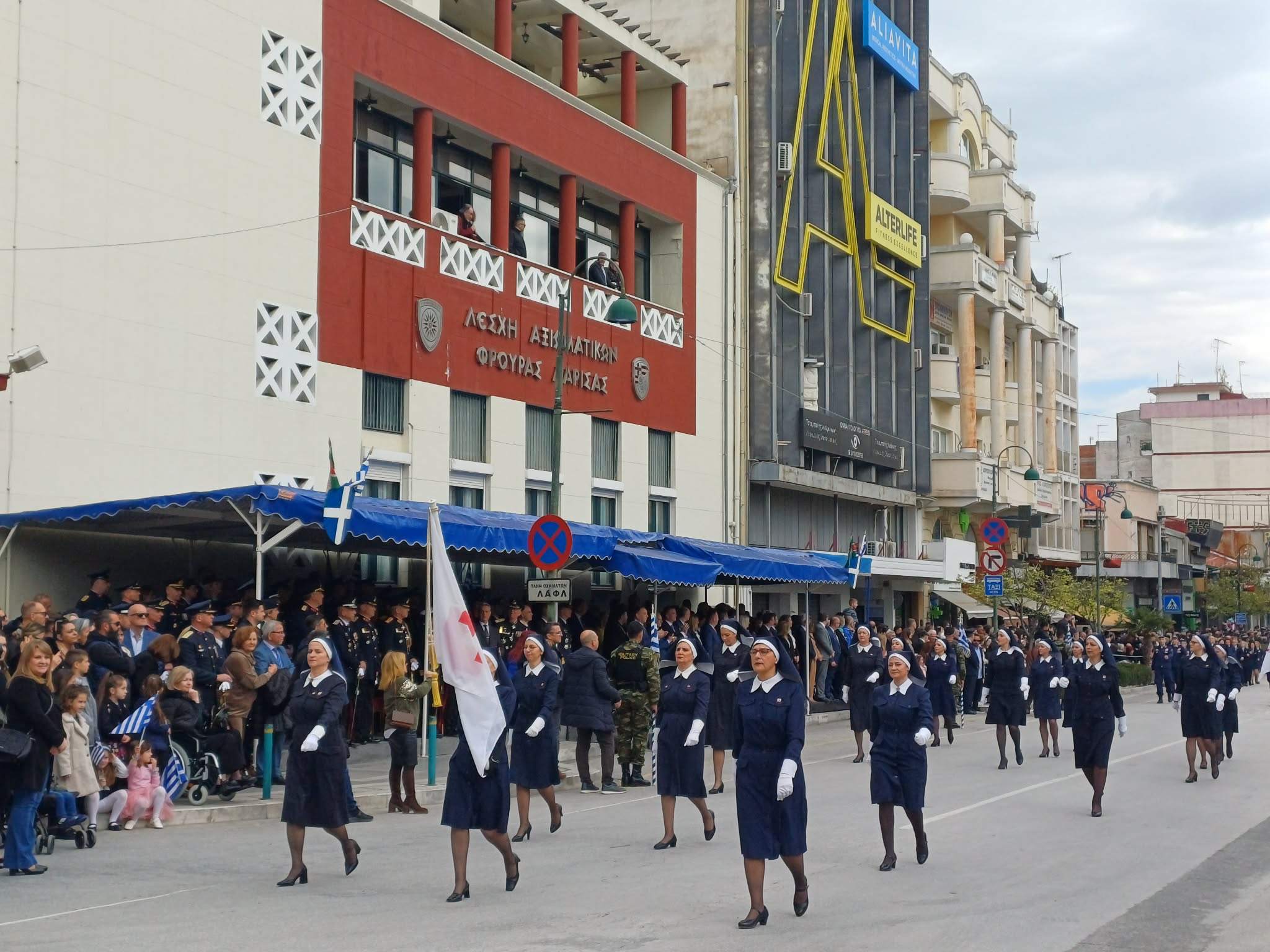 Εικόνες και βίντεο από την παρέλαση της Λάρισας- με αραι΄-η συννεφιά πλήθος κόσμου την παρακολουθεί