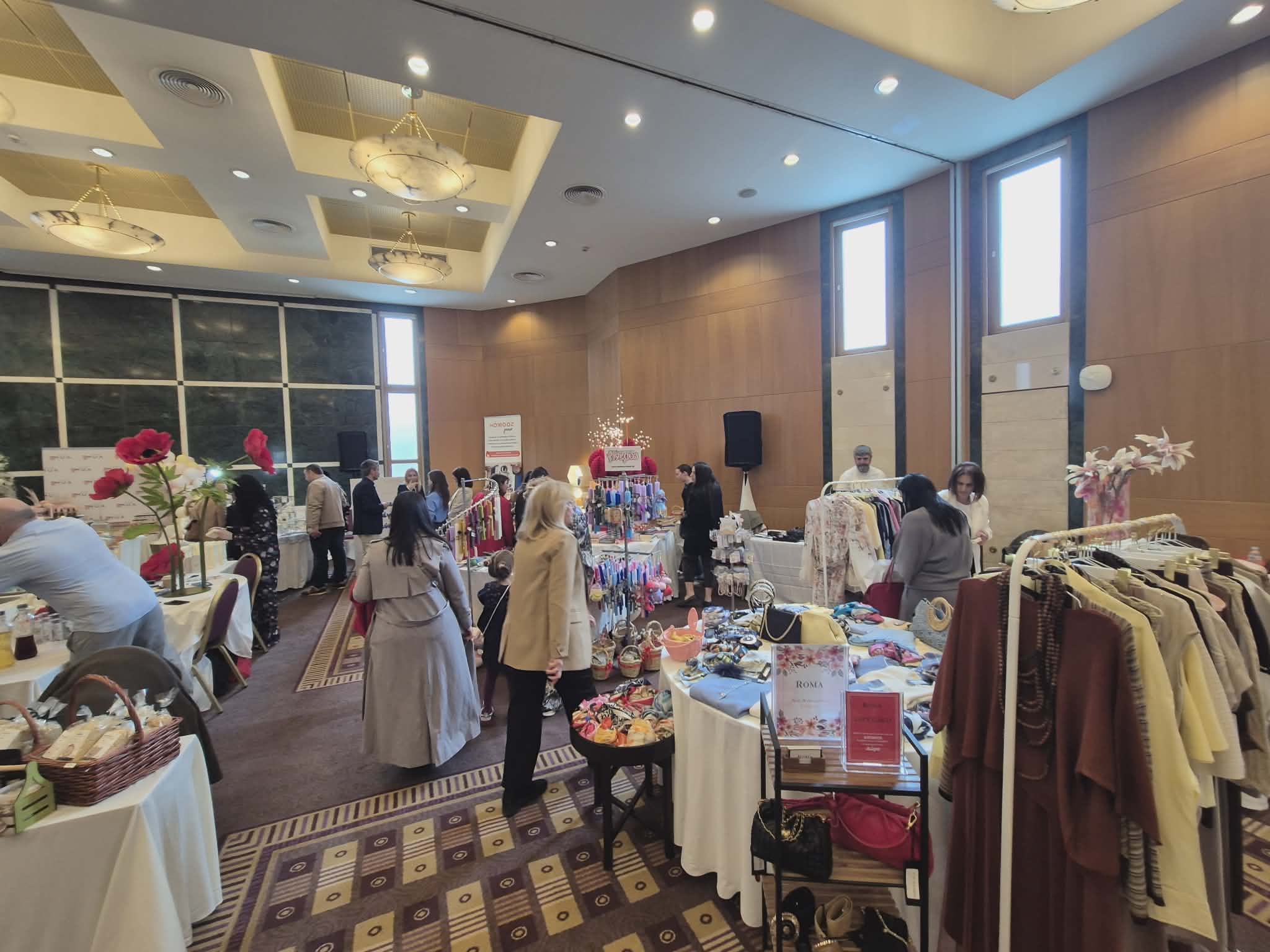 Πλήθος κόσμου στο Πασχαλινό Bazaar της Ελληνικής Αντικαρκινικής στη Λάρισα (ΦΩΤΟ)