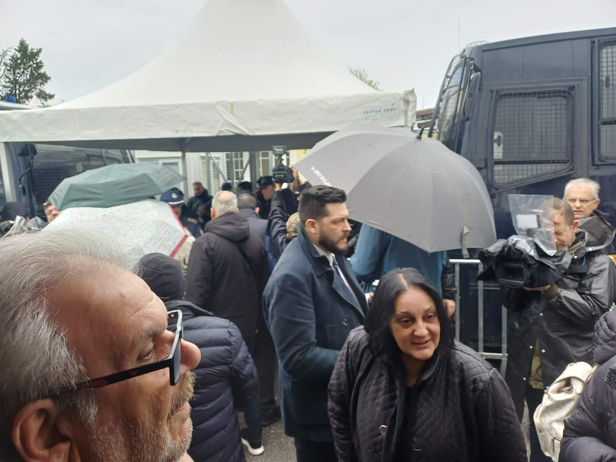 Ένταση από το πρωί στη δίκη Τεμπών- αστυνομικός έλεγχος για τους συγγενείς κάτω από βροχή (ΦΩΤΟ+video)
