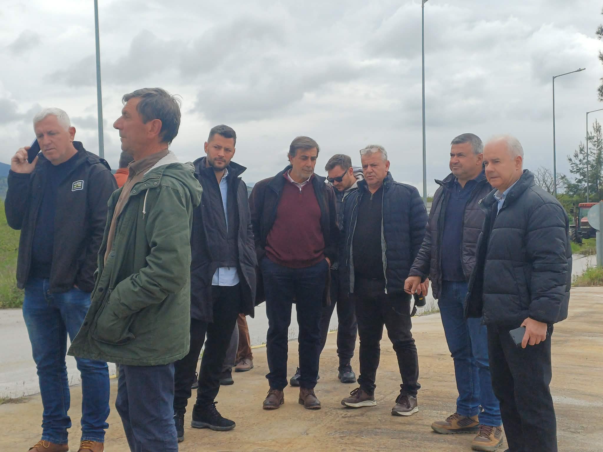 Μπλόκο διαμαρτυρίας από αγρότες δήμου Τεμπών και Τυρνάβου για τις αποζημιώσεις στα φερτά από Ντάνιελ (ΦΩΤΟ)