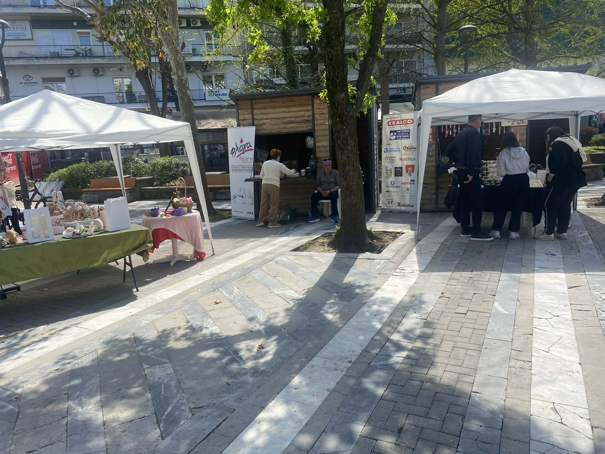 Ζωντάνεψε σήμερα Κυριακή των Βαΐων η αγορά στη Λάρισα με ανοιχτά τα μαγαζιά (ΦΩΤΟ)